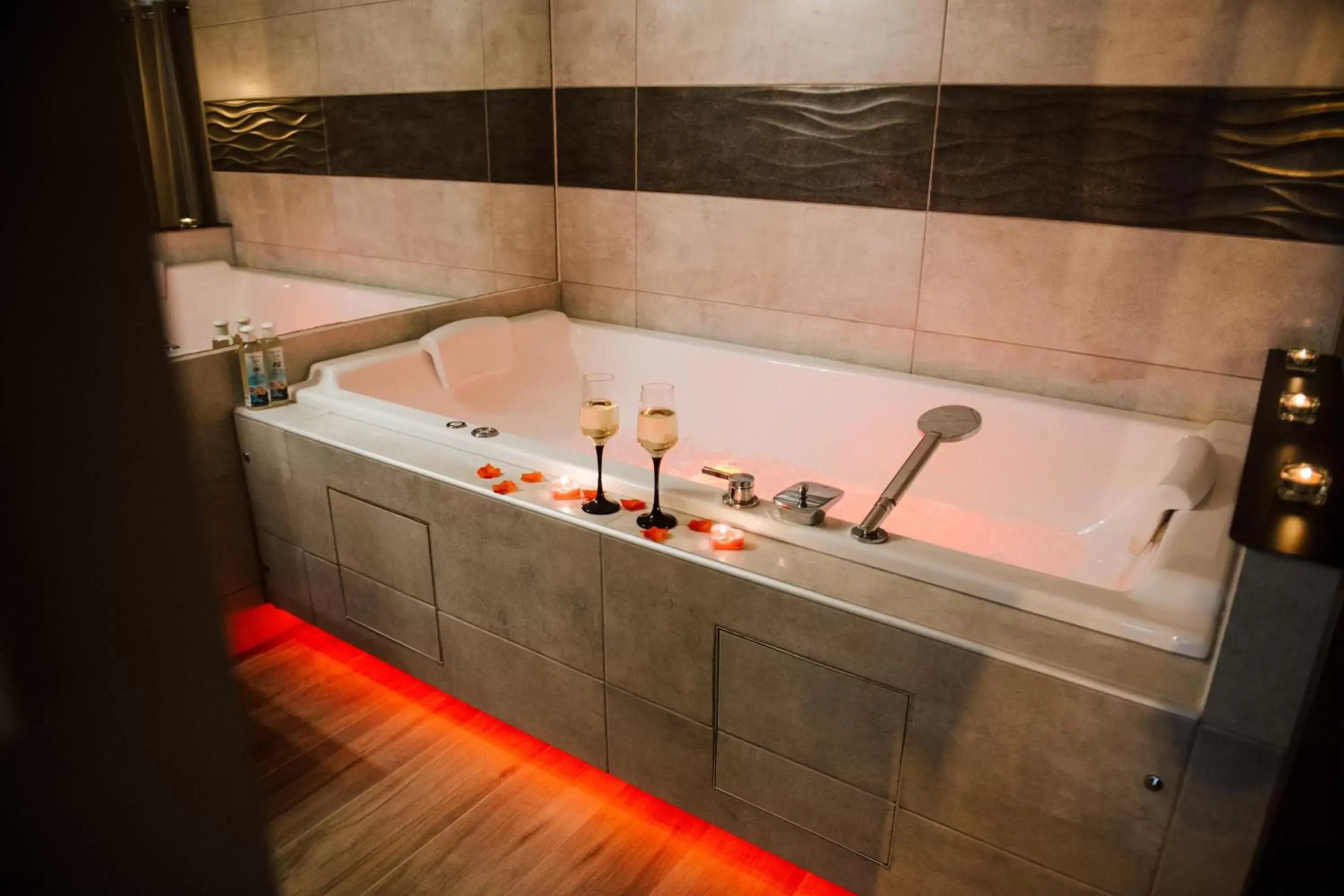 Hot Tub in La Suite Romantique avec Jacuzzi au Cœur de Perpignan