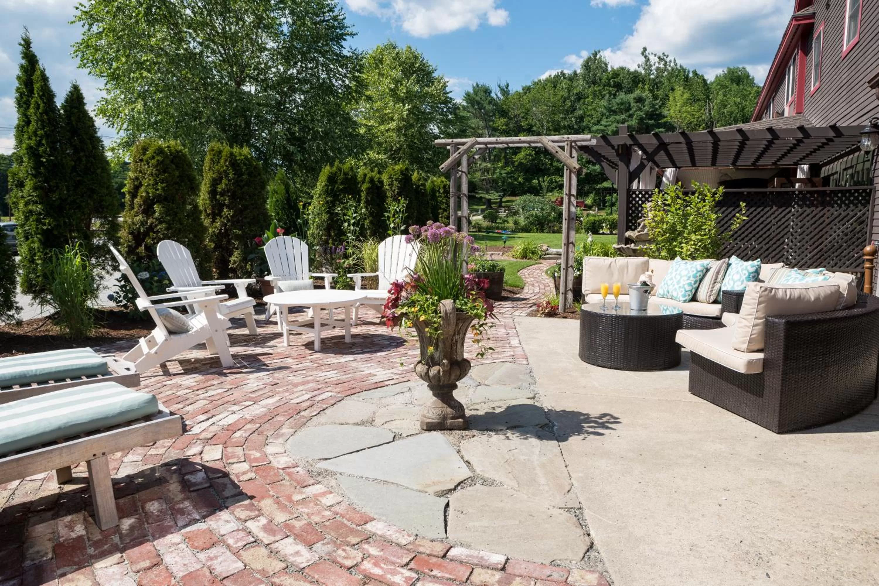 Patio in The Common Man Inn, Spa & Lodge