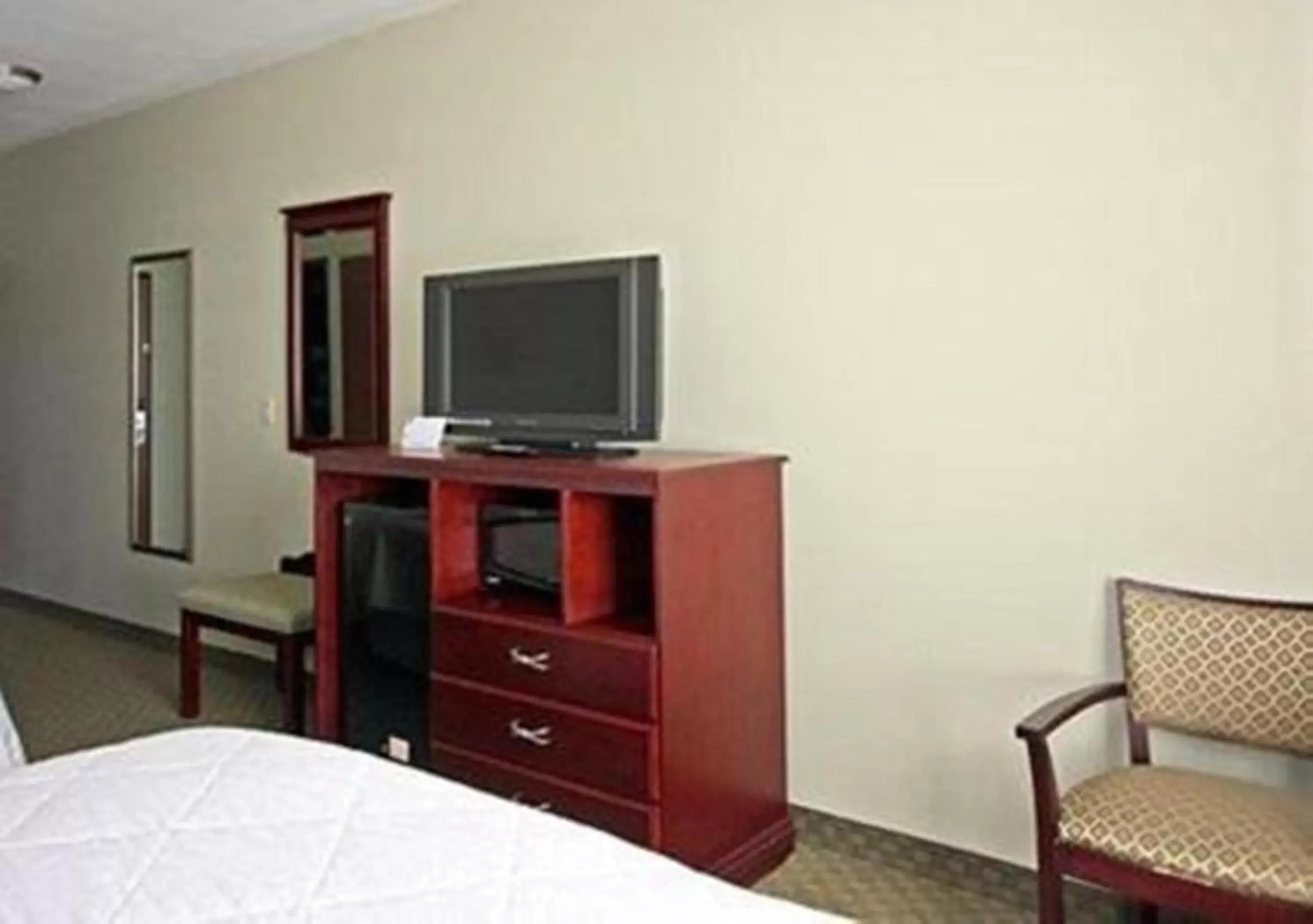 TV/Entertainment Center in Heritage Inn and Suites