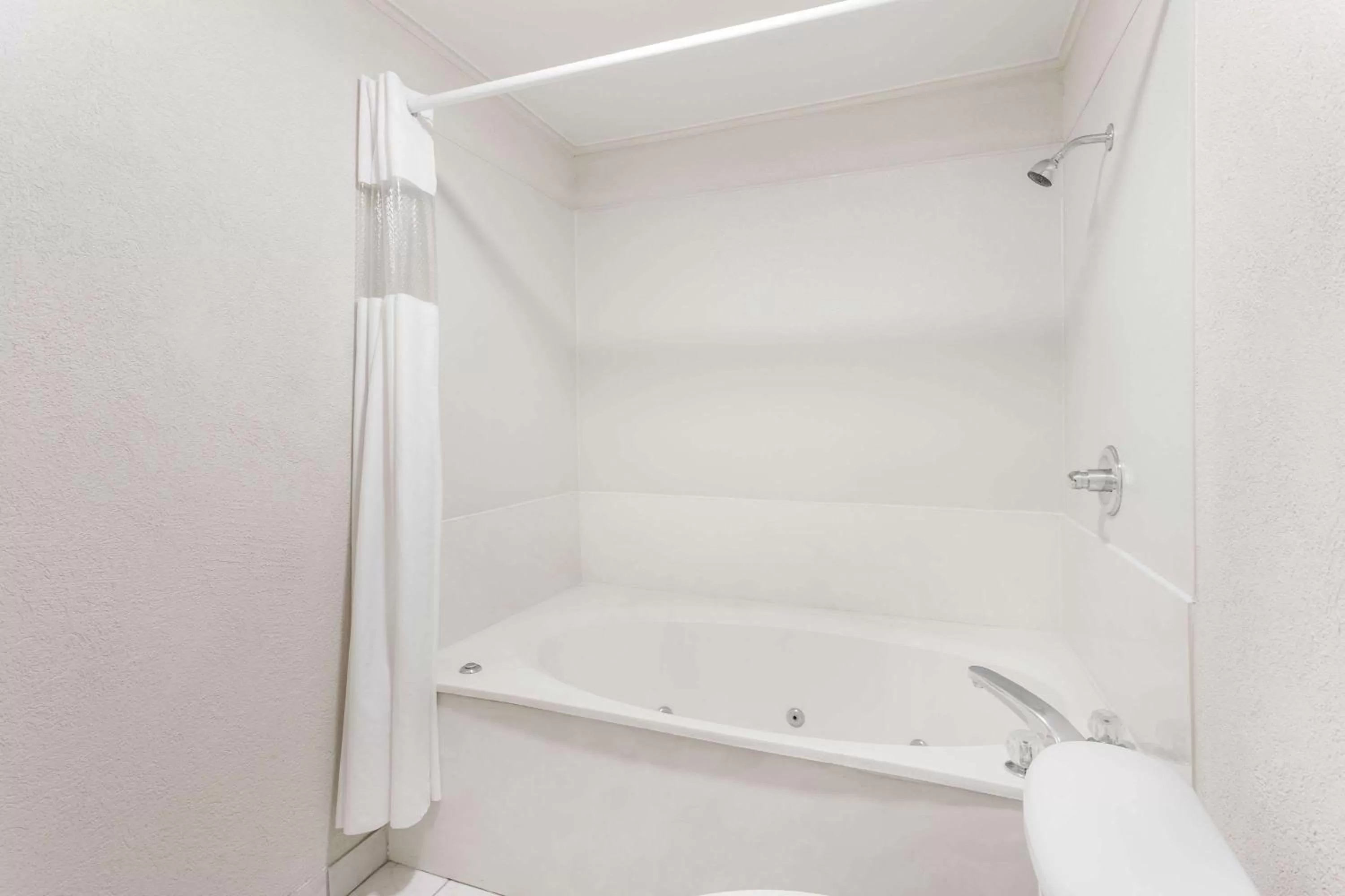 Photo of the whole room in Knights Inn Franklin Ave Waco