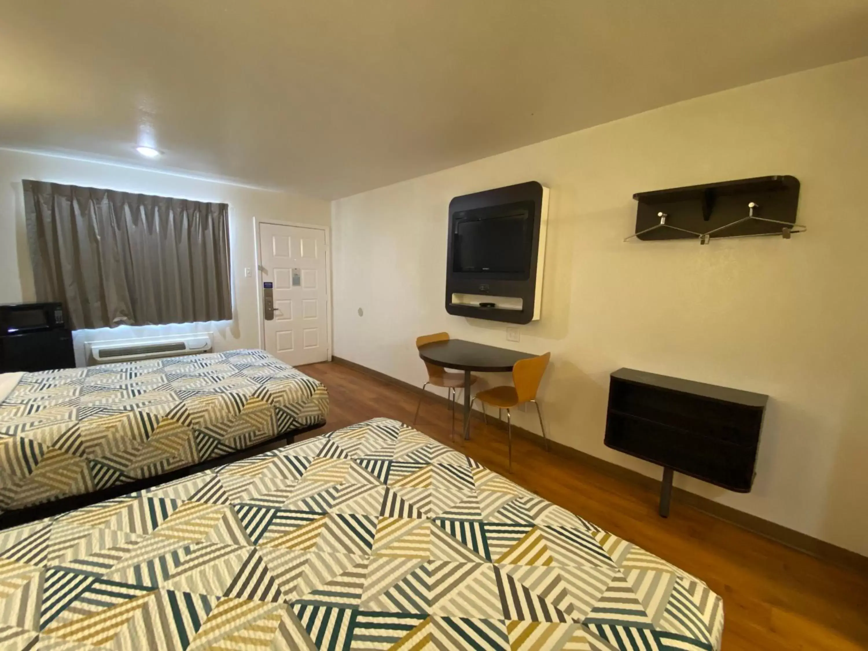 Queen Room - Non-Smoking in Motel 6-Bryan, TX - College Station Queen Room - Non-Smoking in Motel 6-Bryan, TX - College Station