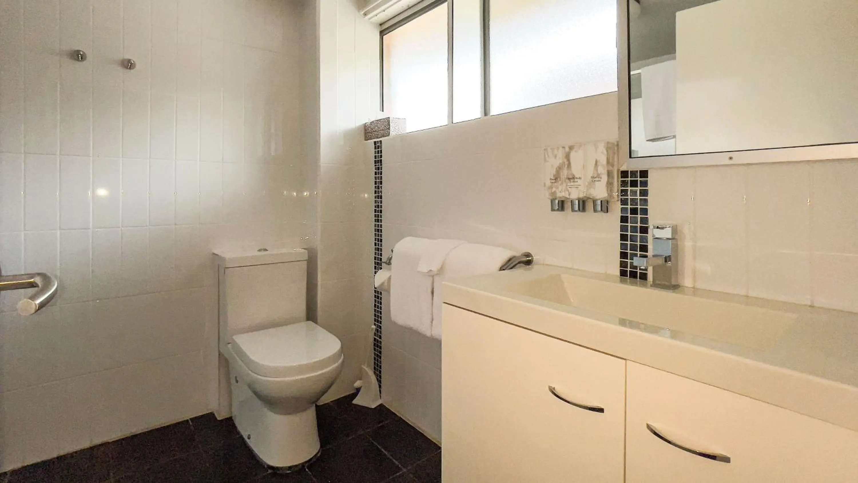 Bathroom in Marco Polo Motor Inn Taree
