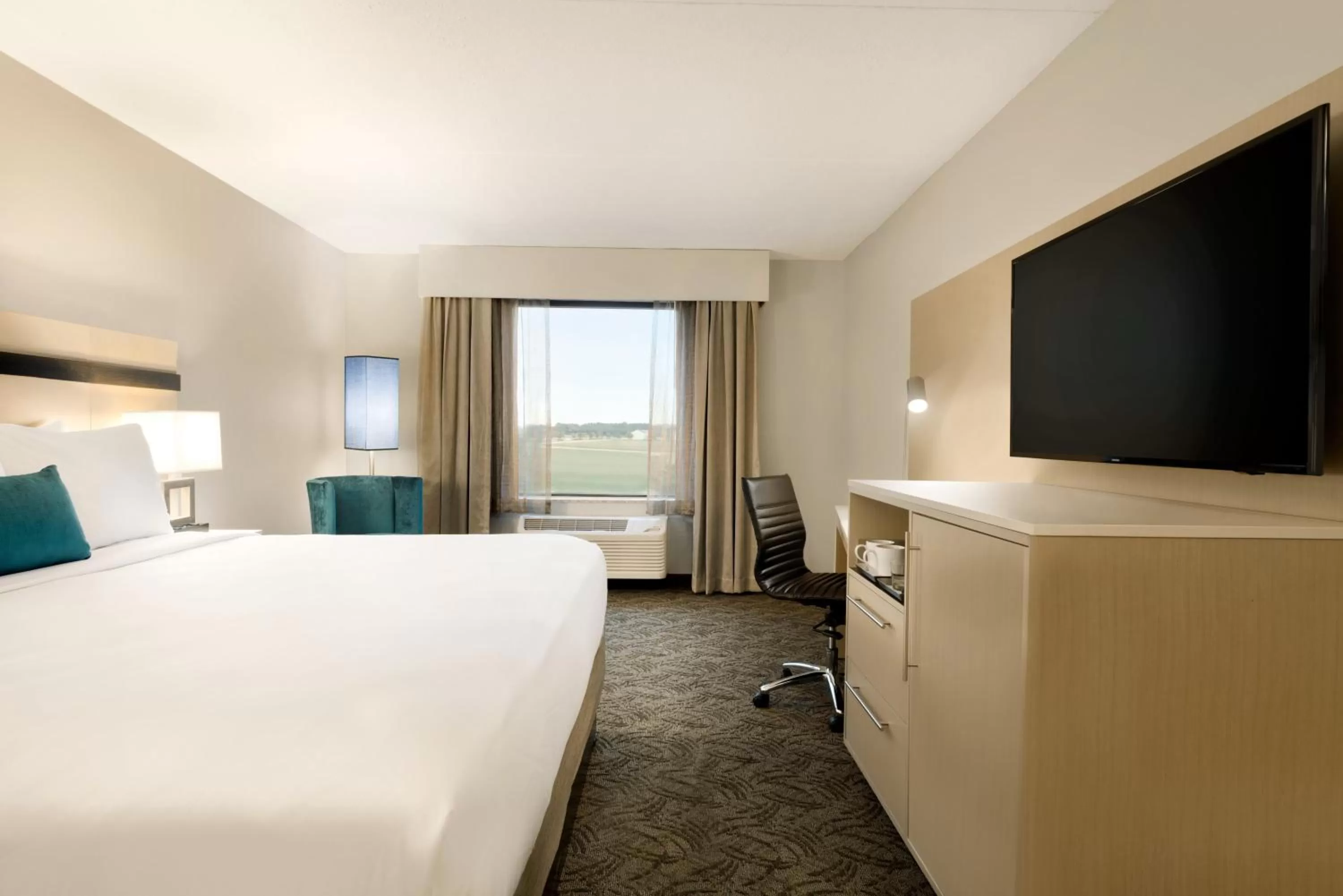 Photo of the whole room, Bed in Holiday Inn - Bloomington - Normal by IHG