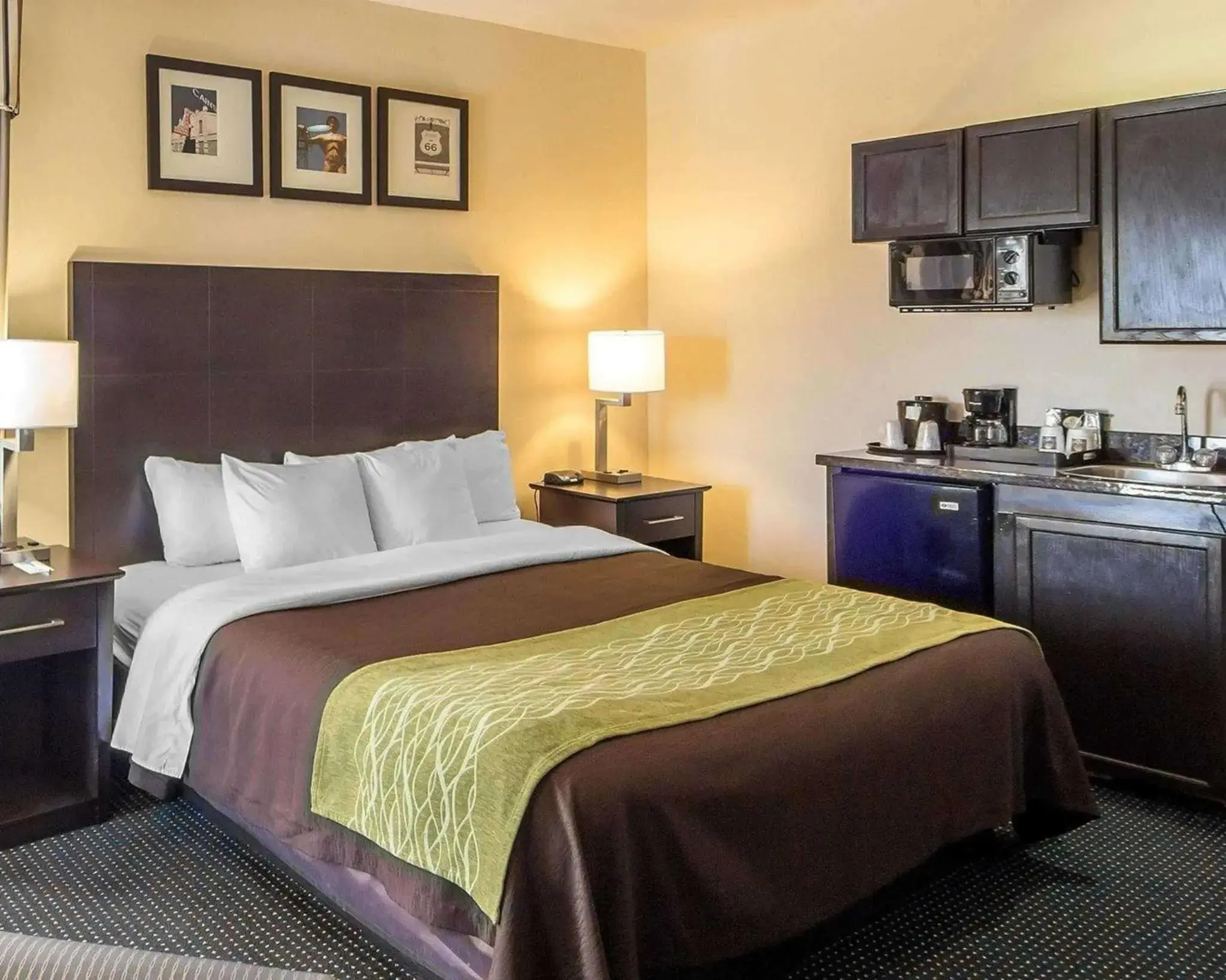 Photo of the whole room, Bed in Quality Inn Tulsa-Downtown West