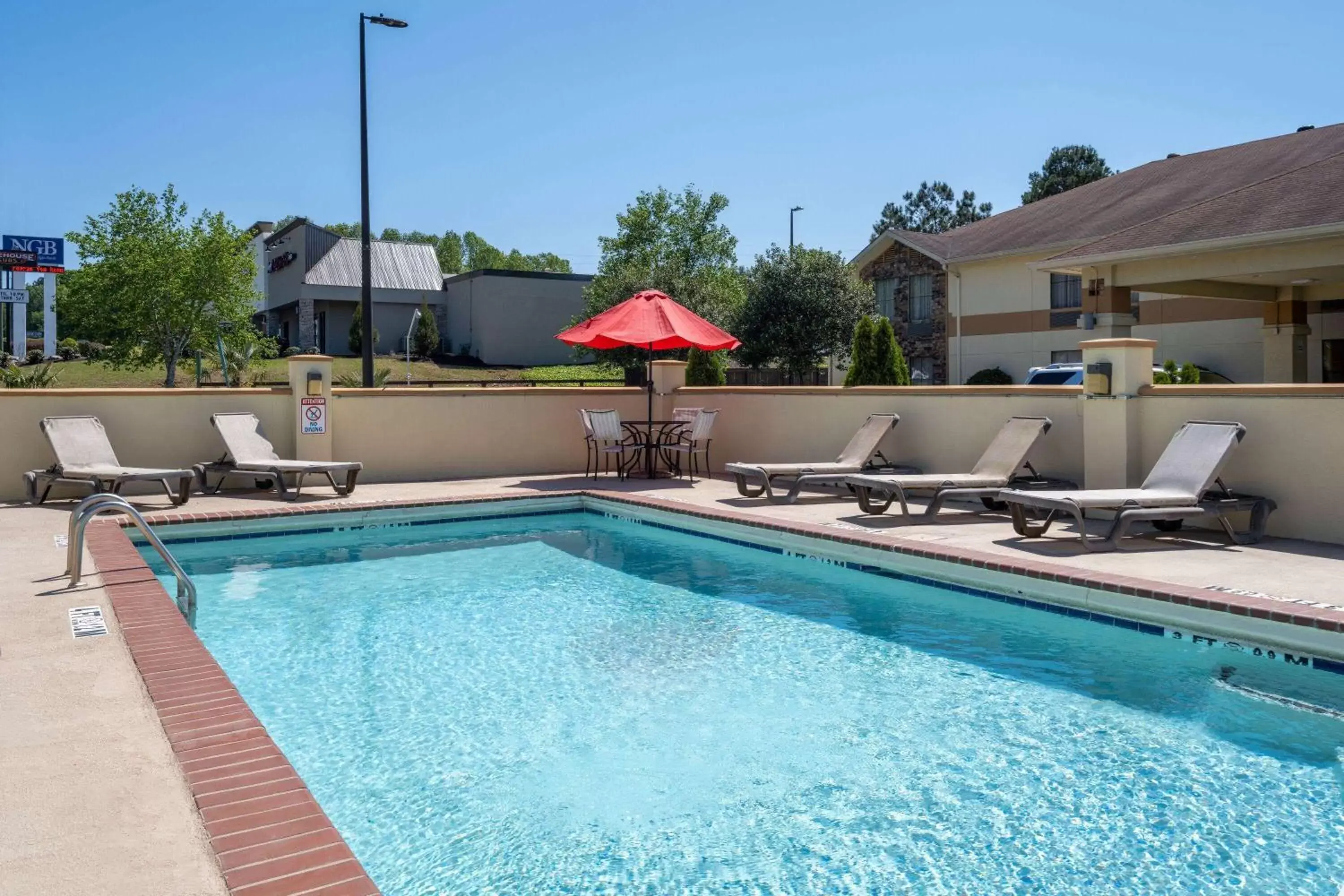 Pool view, Swimming Pool in Days Inn & Suites by Wyndham Commerce