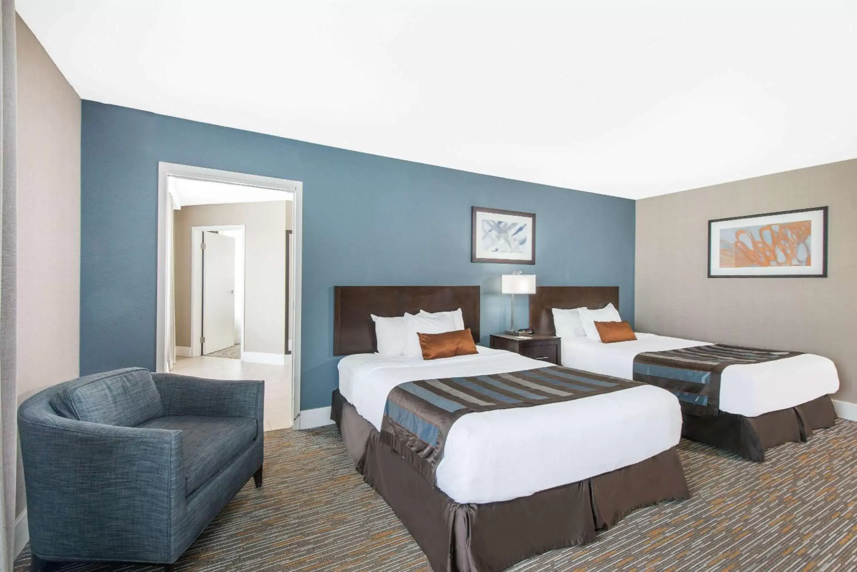 Photo of the whole room, Bed in Wingate by Wyndham Niagara Falls
