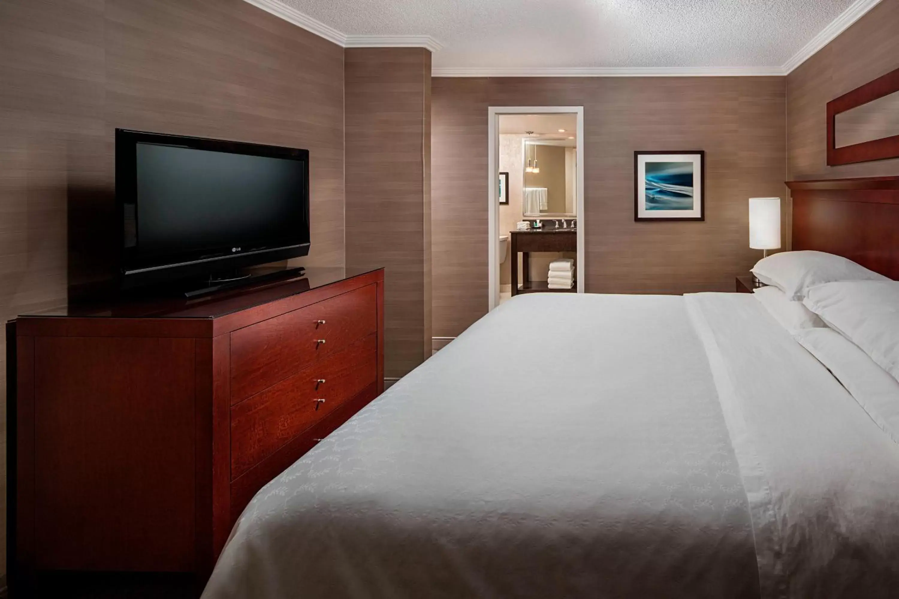 Bedroom, Bed in Sheraton Cavalier Calgary Hotel