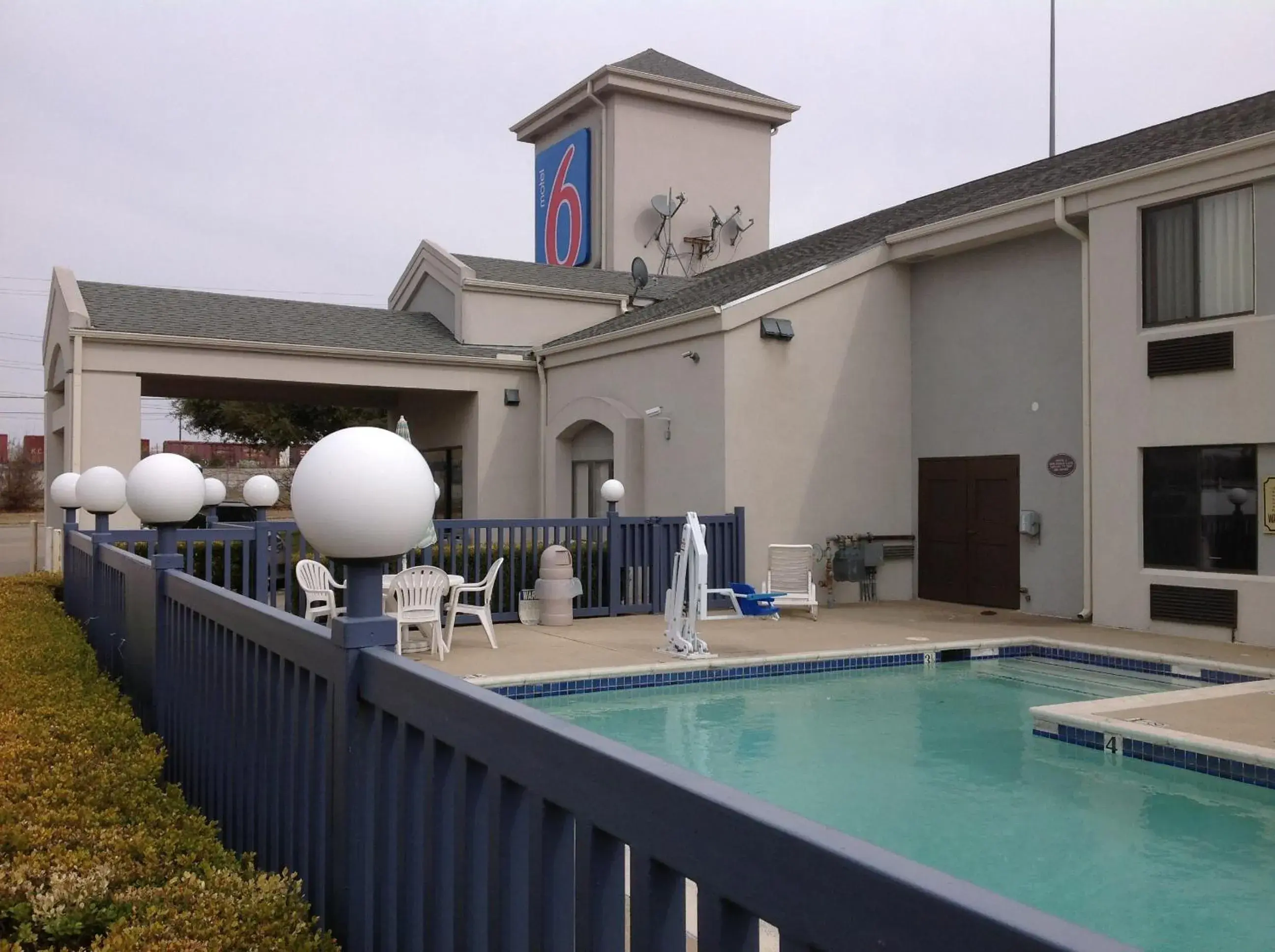 Swimming pool, Property Building in Motel 6 Dallas, TX - Northeast