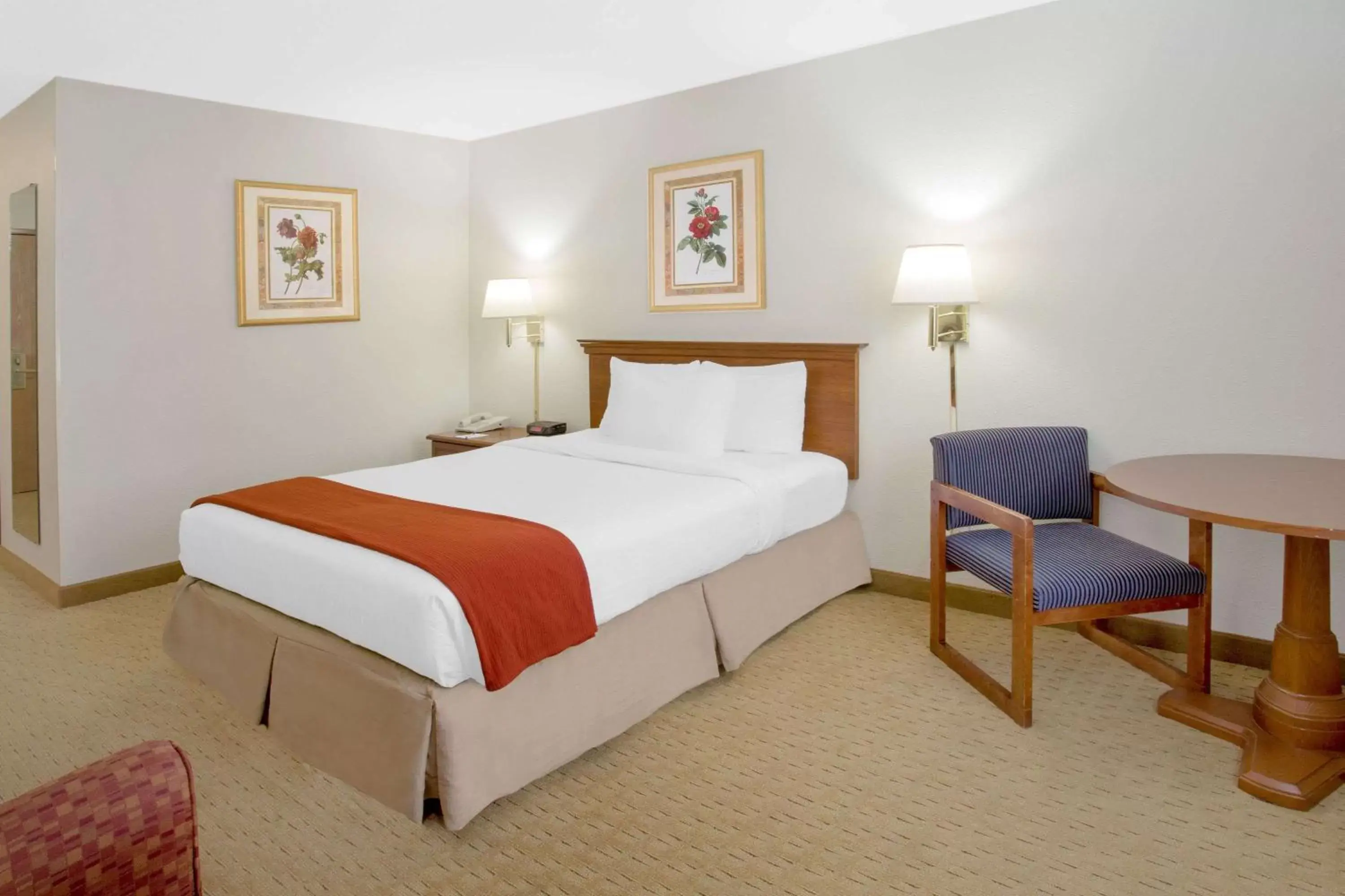 Photo of the whole room, Bed in Baymont by Wyndham Freeport