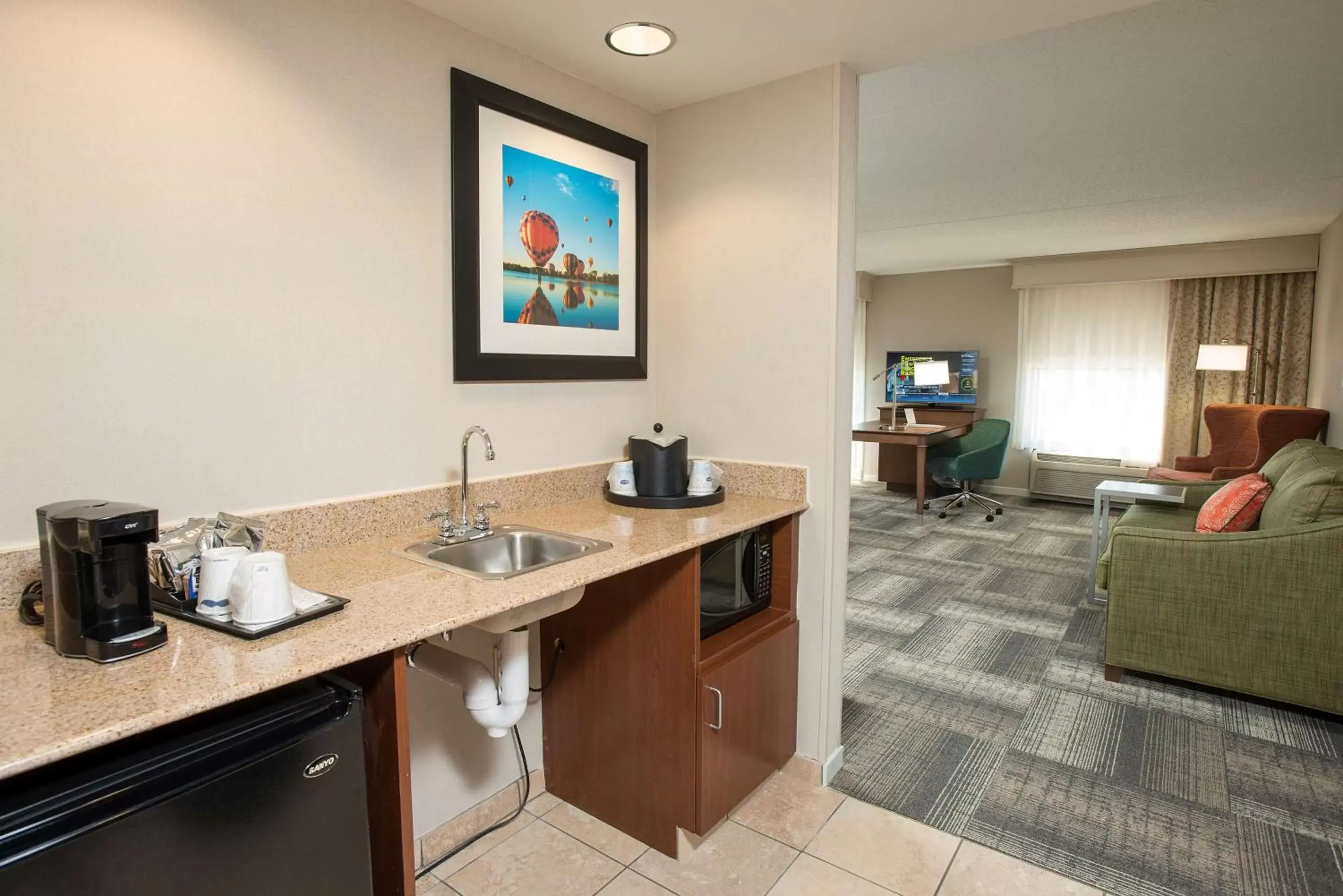 Bedroom, TV/Entertainment Center in Hampton Inn & Suites Cincinnati-Union Centre