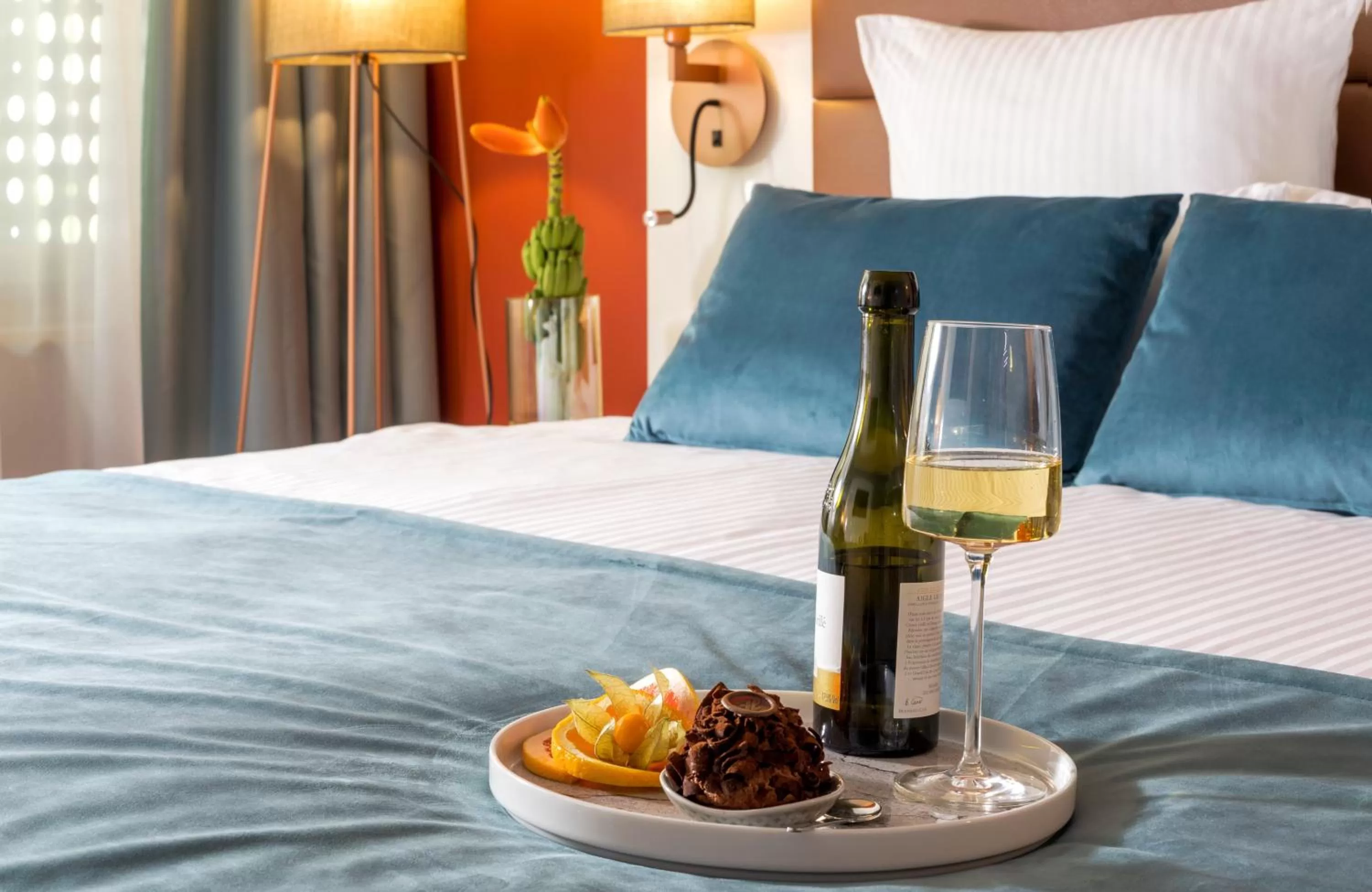 Food and drinks, Bed in Leonardo Hotel Zurich Airport