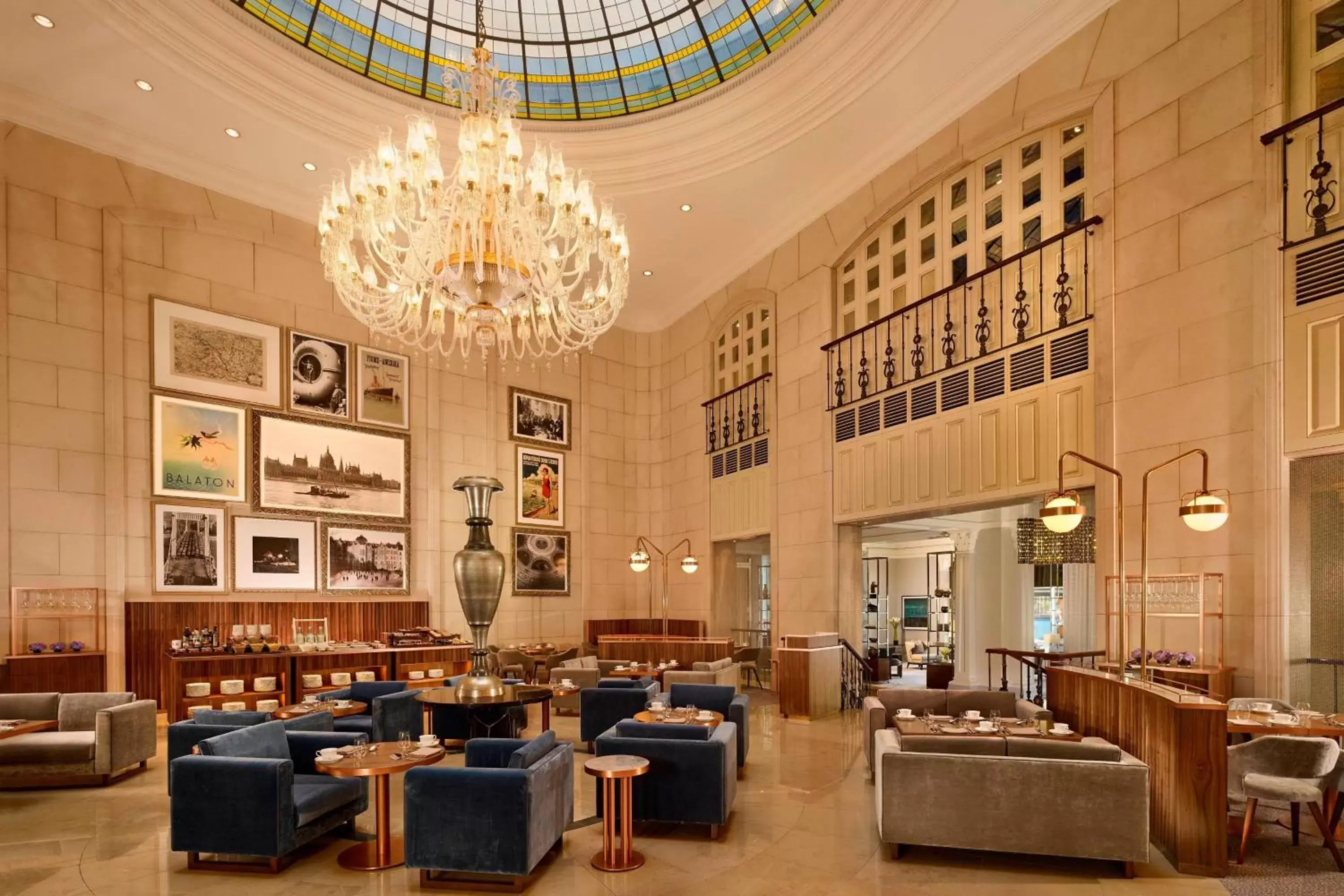 Lounge or bar, Restaurant/Places to Eat in The Ritz-Carlton, Budapest