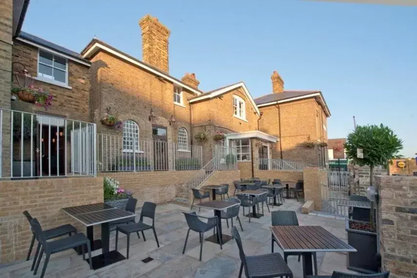 Patio, Property Building in The Golden Hope Wetherspoon