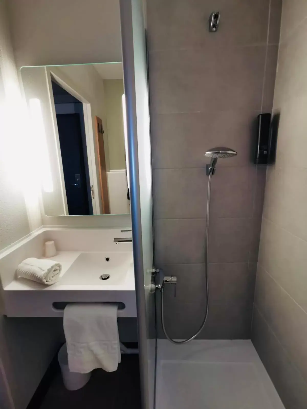 Shower, Bathroom in B&B HOTEL Saint-Martin-de-Crau Alpilles Camargue