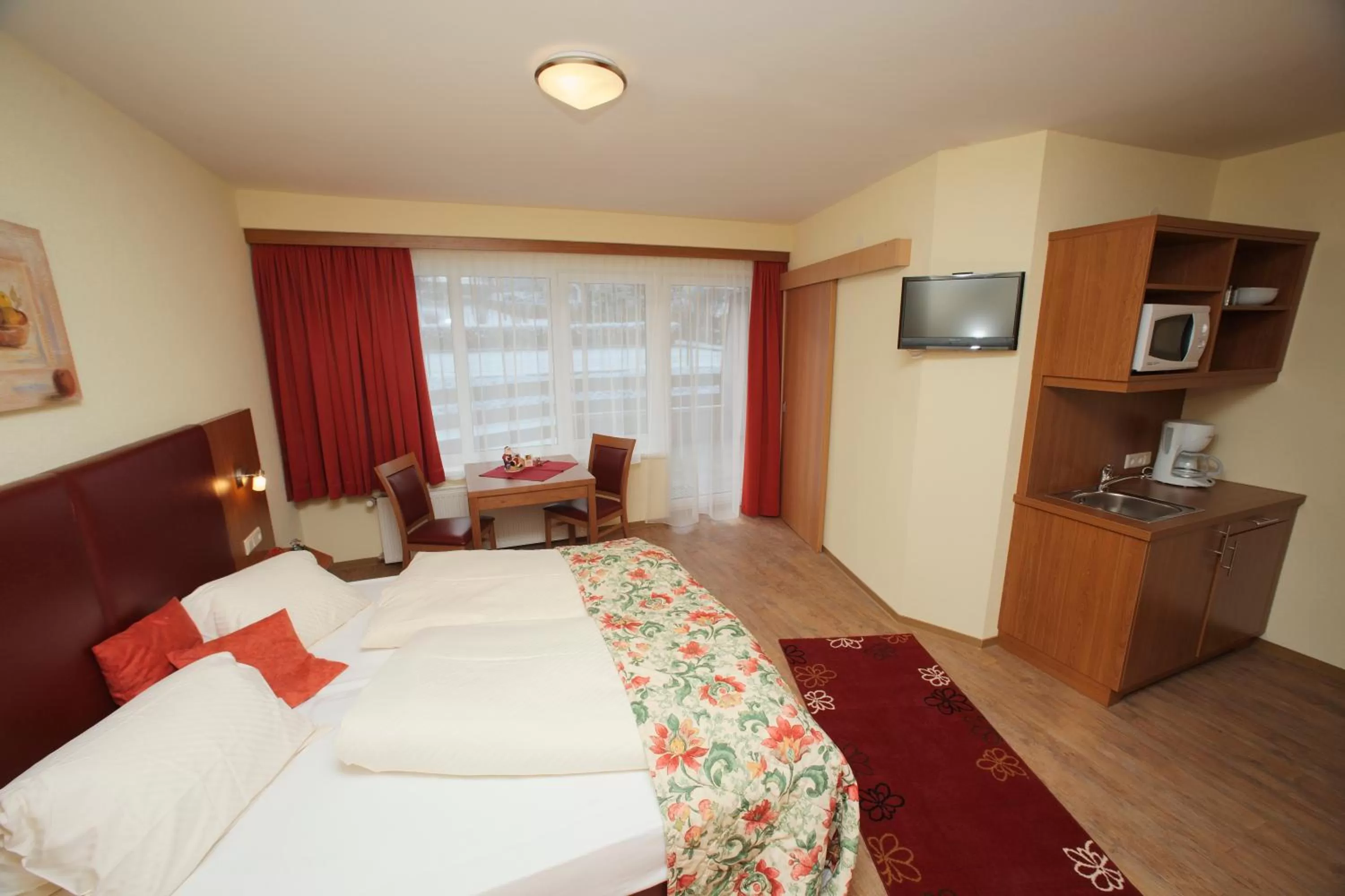 Bed in Mountain Motel