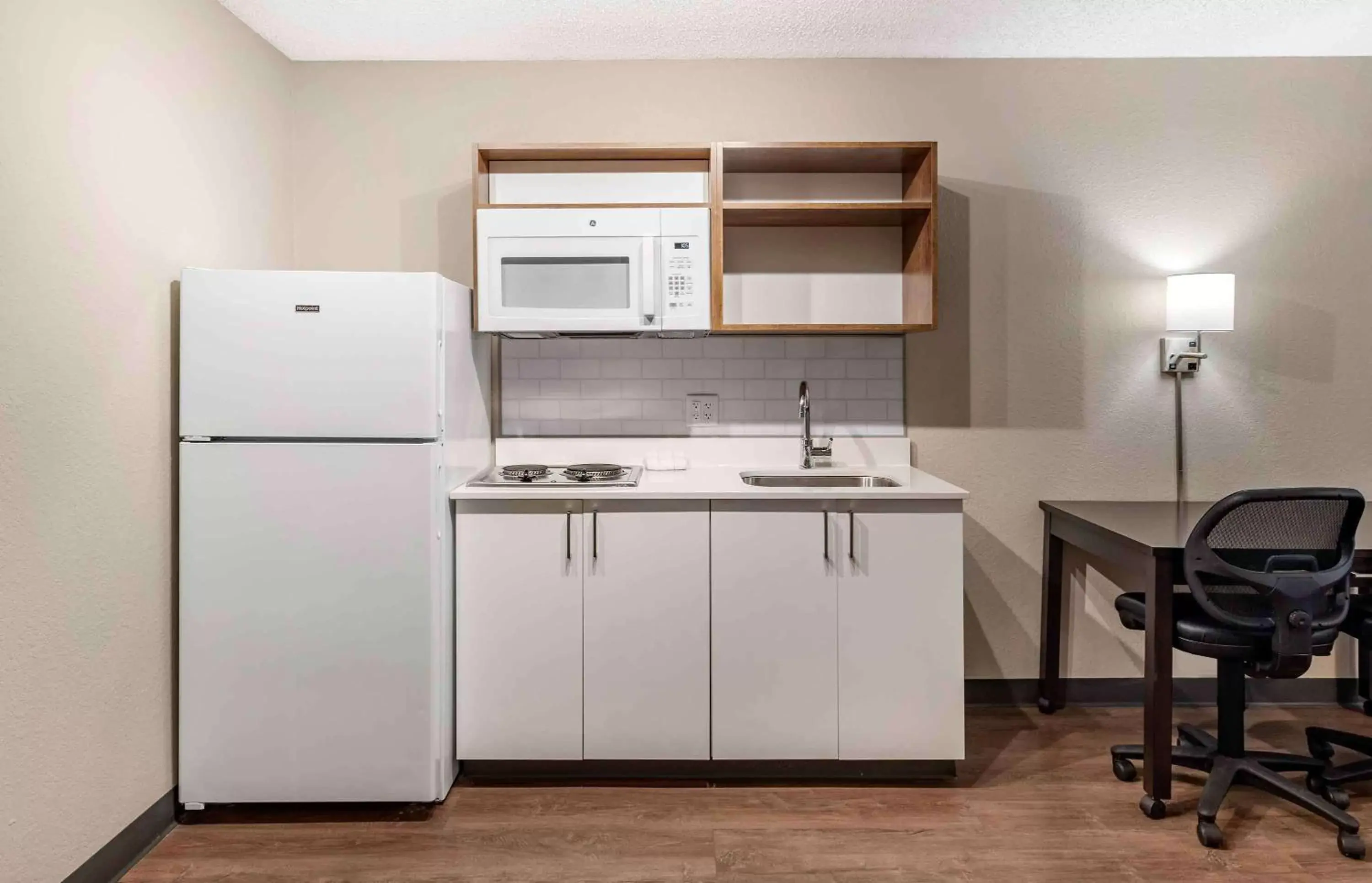 Bedroom, Kitchen/Kitchenette in Extended Stay America Suites - Fort Lauderdale - Plantation