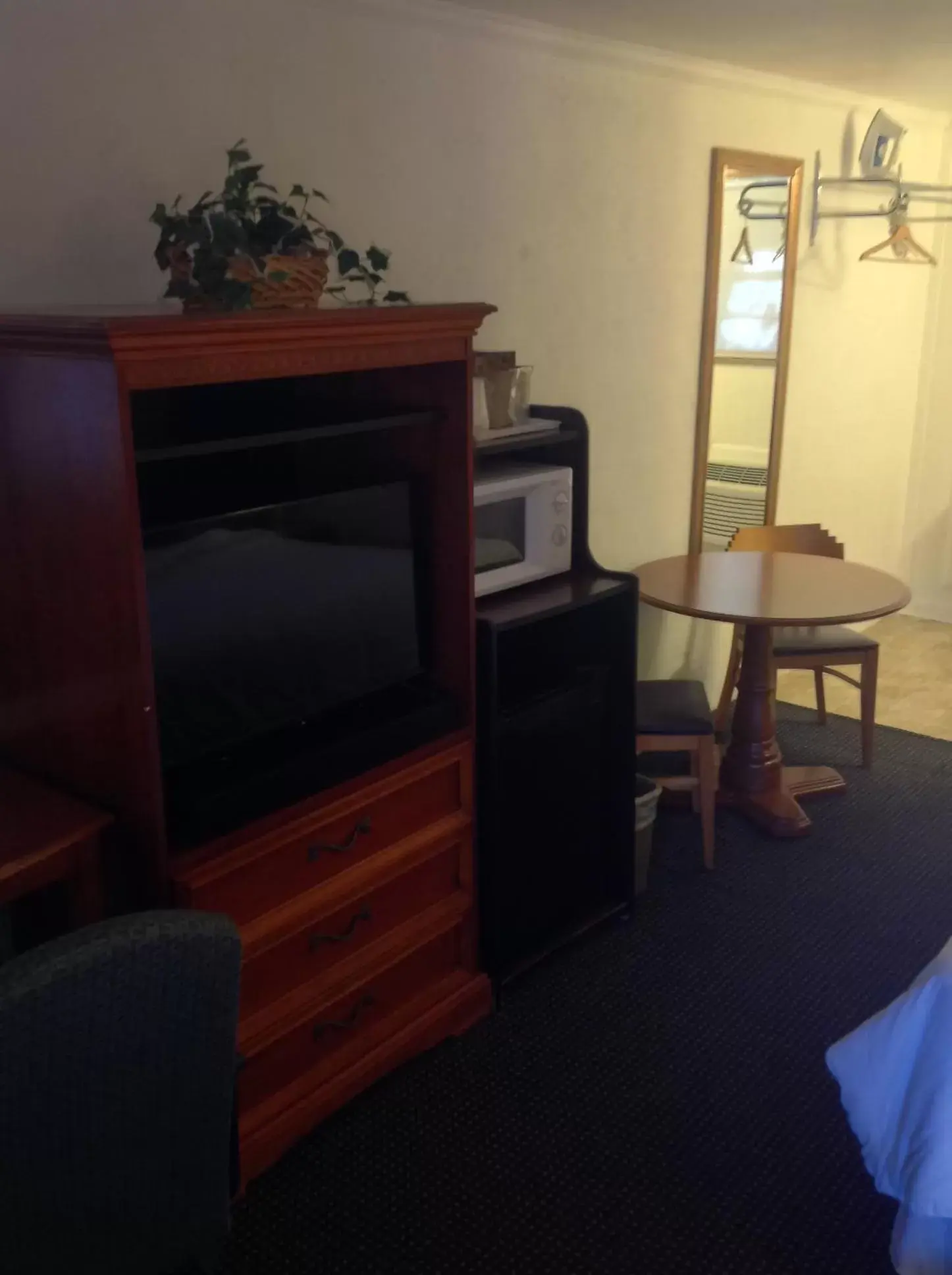 TV and multimedia, TV/Entertainment Center in Qualla Cabins and Motel Cherokee near Casino