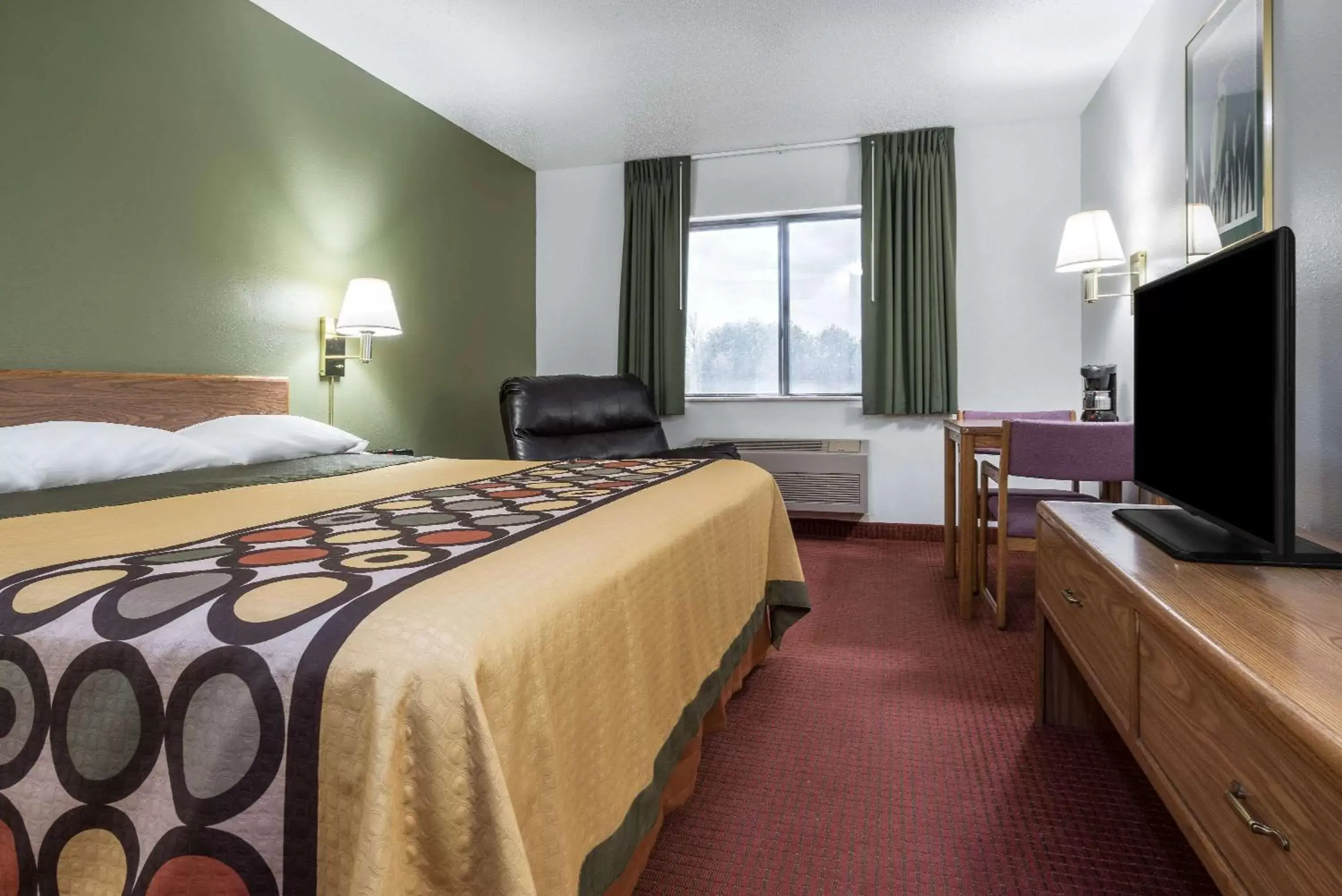 Photo of the whole room, Bed in Super 8 by Wyndham Fond Du Lac
