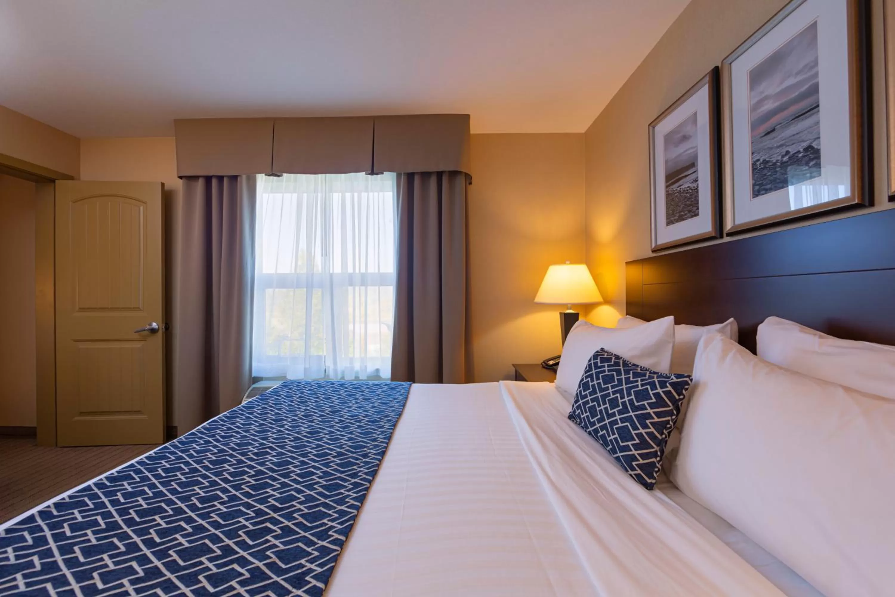 Bedroom, Bed in Bayview Hotel