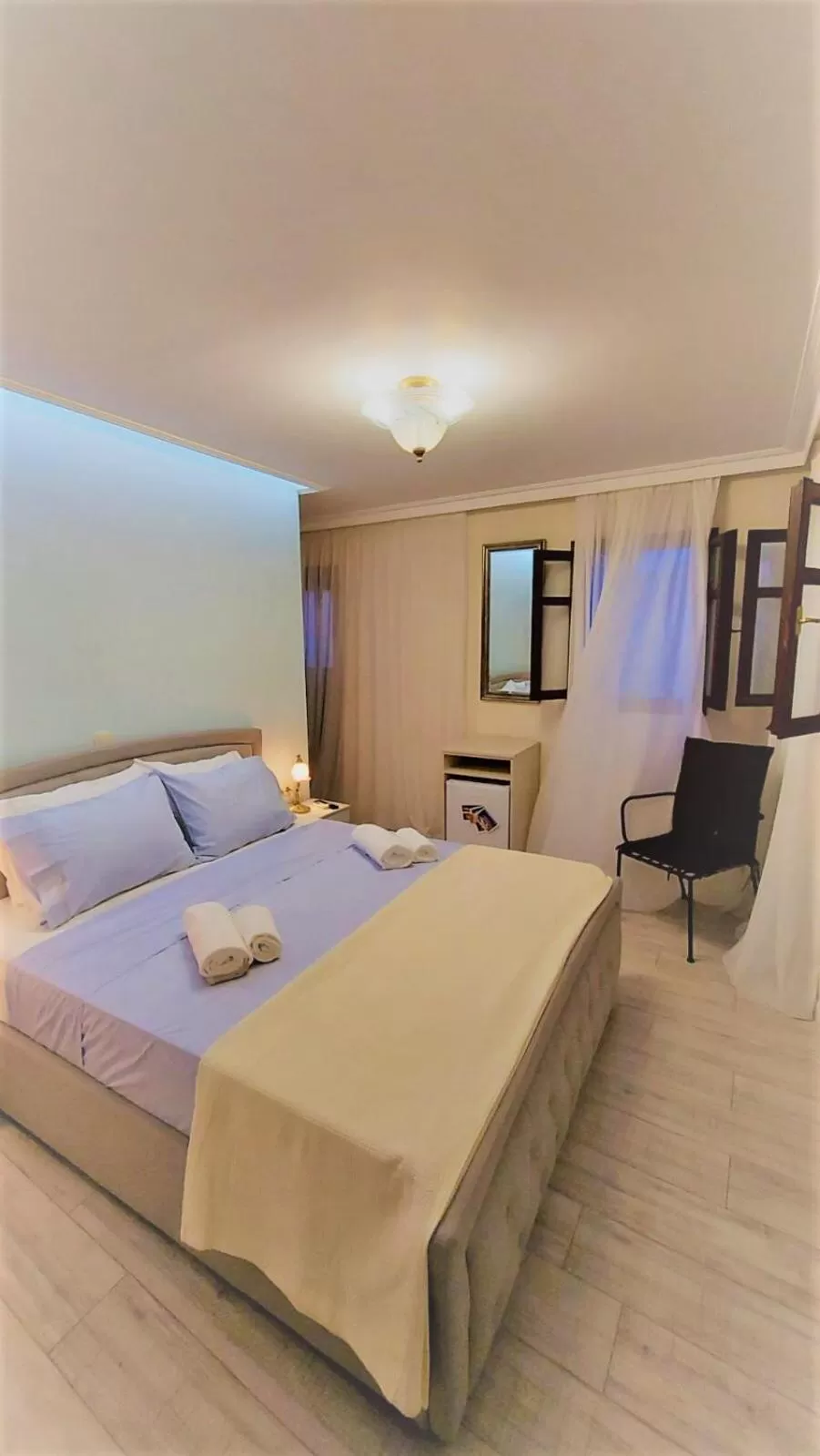 Photo of the whole room, Bed in Theasis Athens