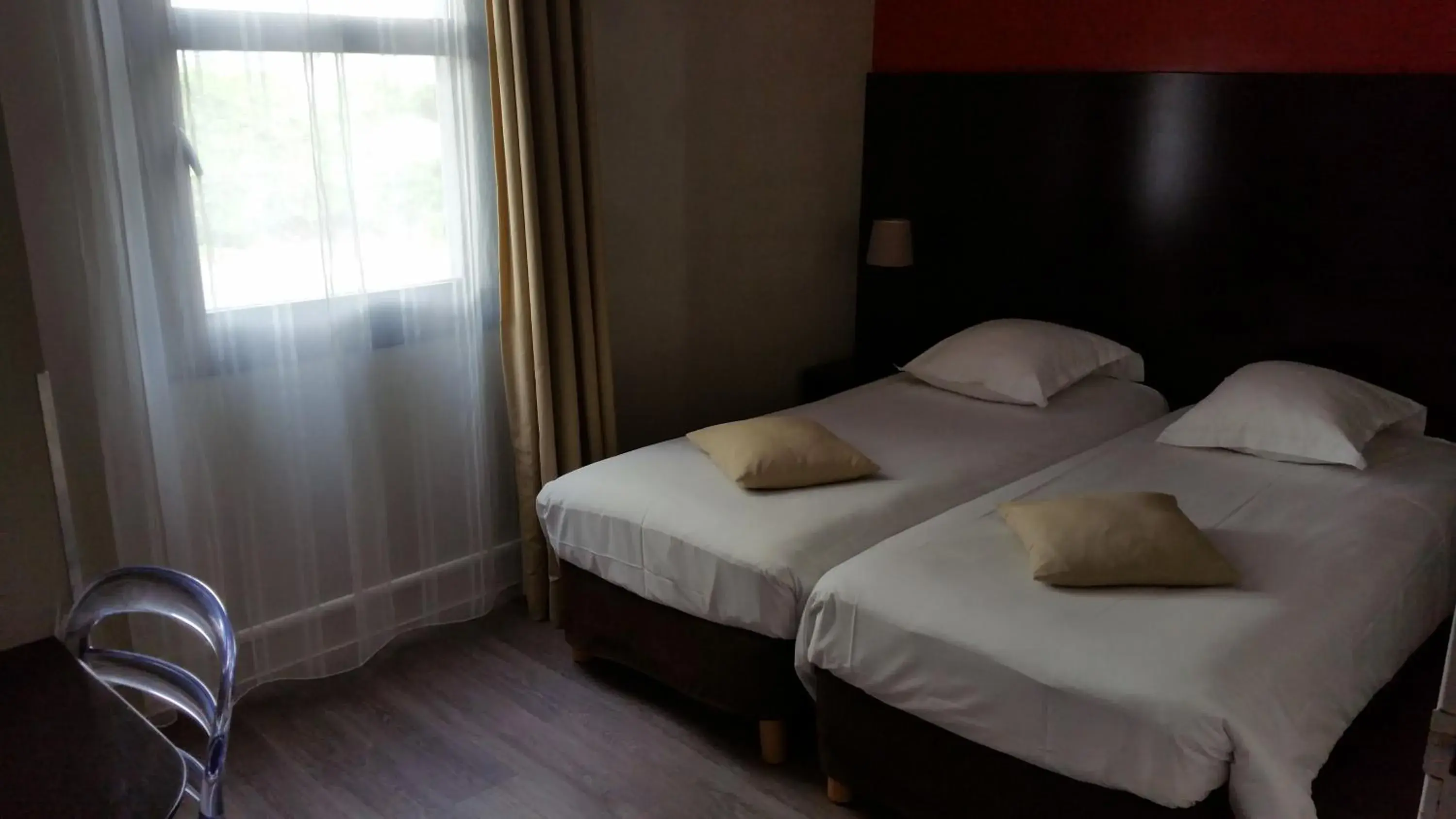 Bed in Hotel Canal Aigues Mortes