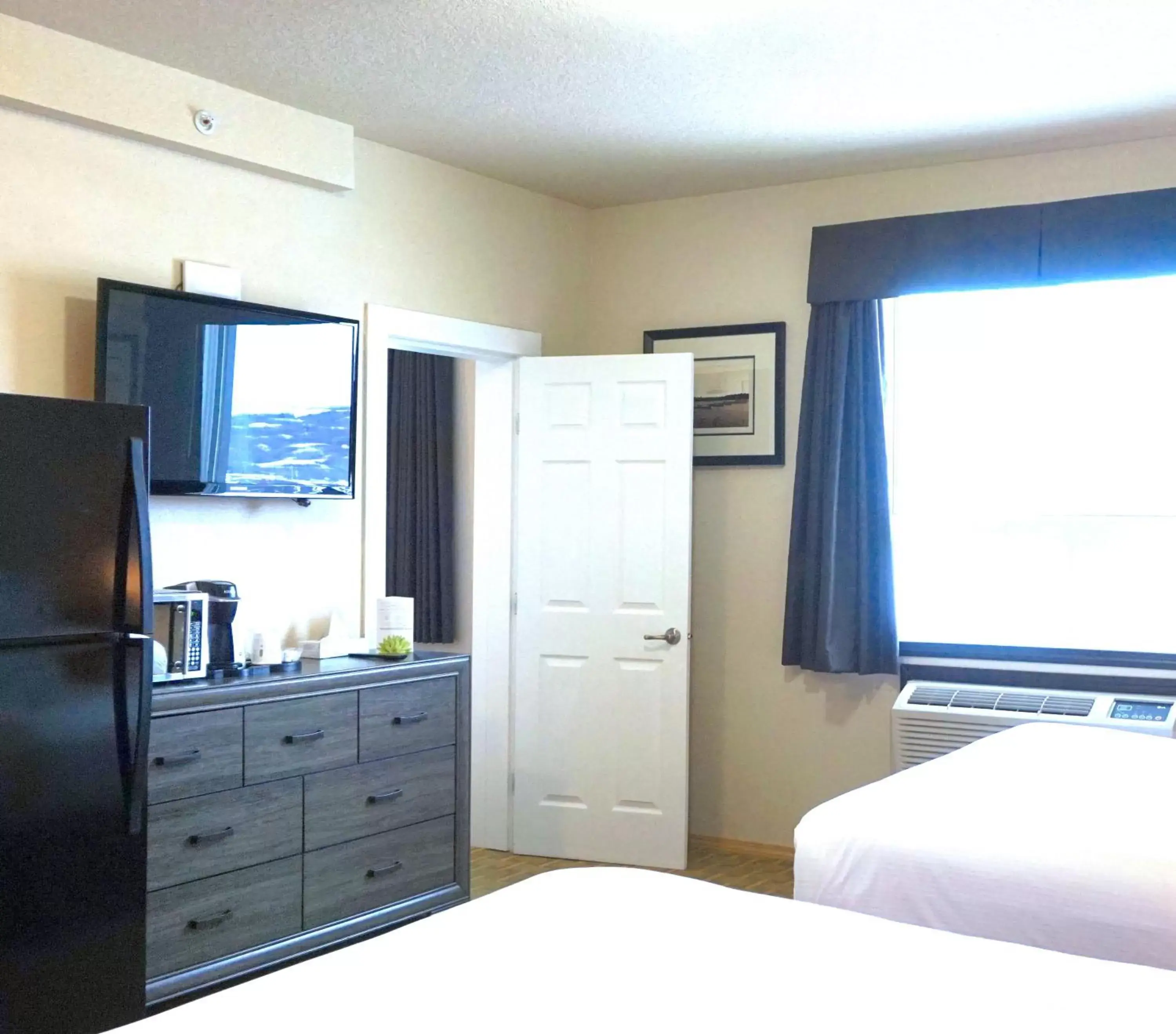 Photo of the whole room, Bed in High Point Inn & Suites Peace River