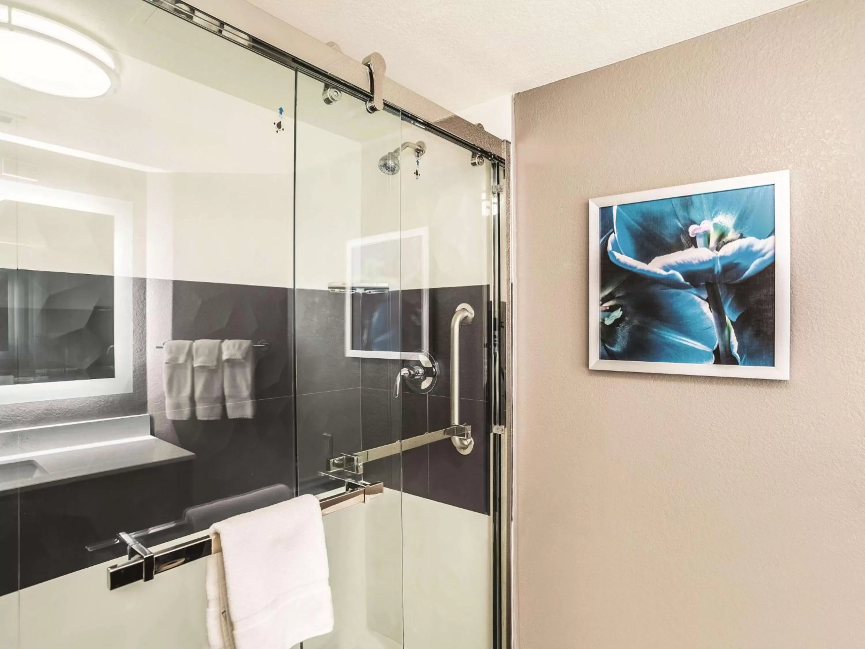 Photo of the whole room in La Quinta by Wyndham Phoenix Chandler