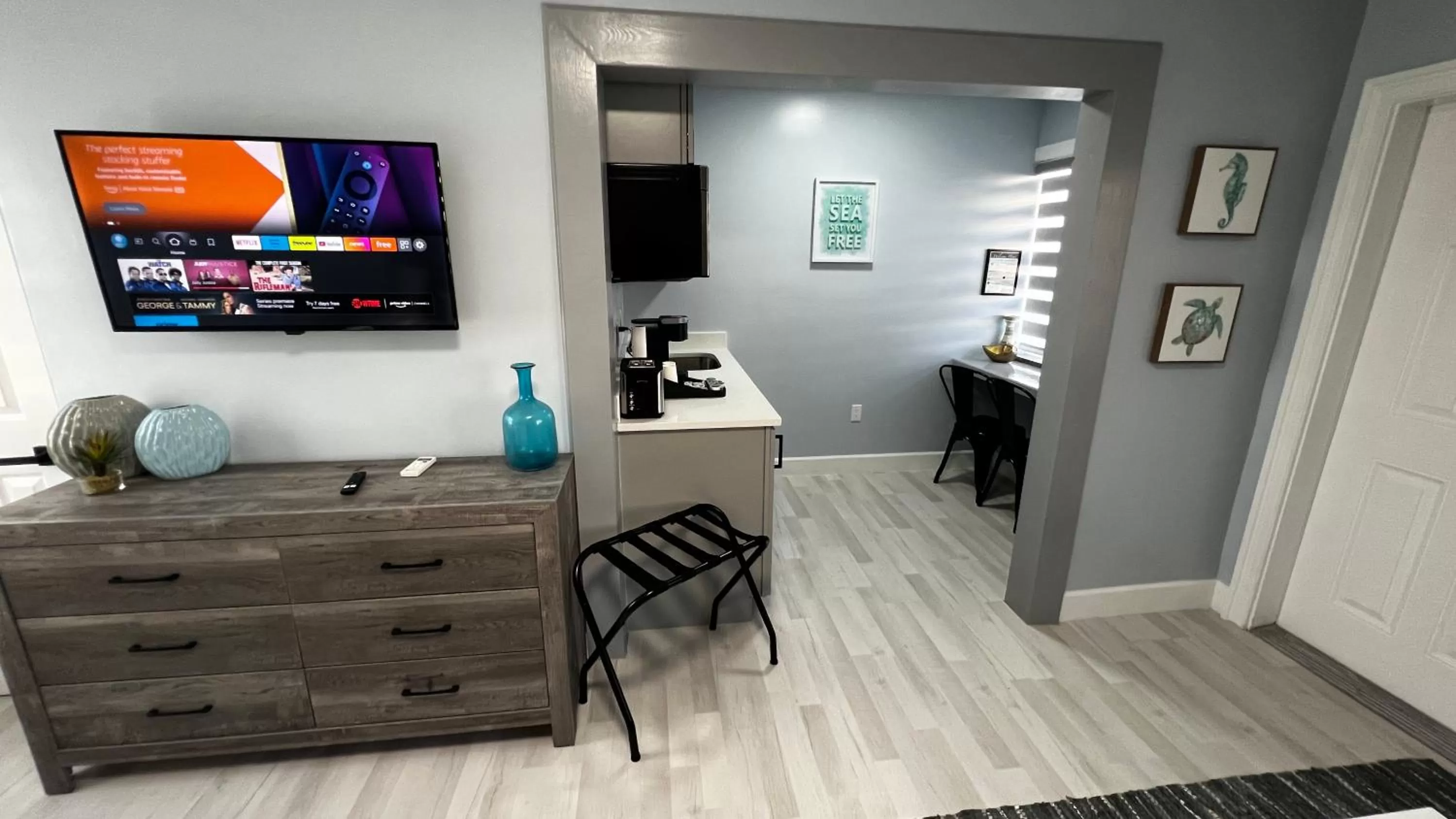 TV and multimedia in Oceano Suites Daytona Beach