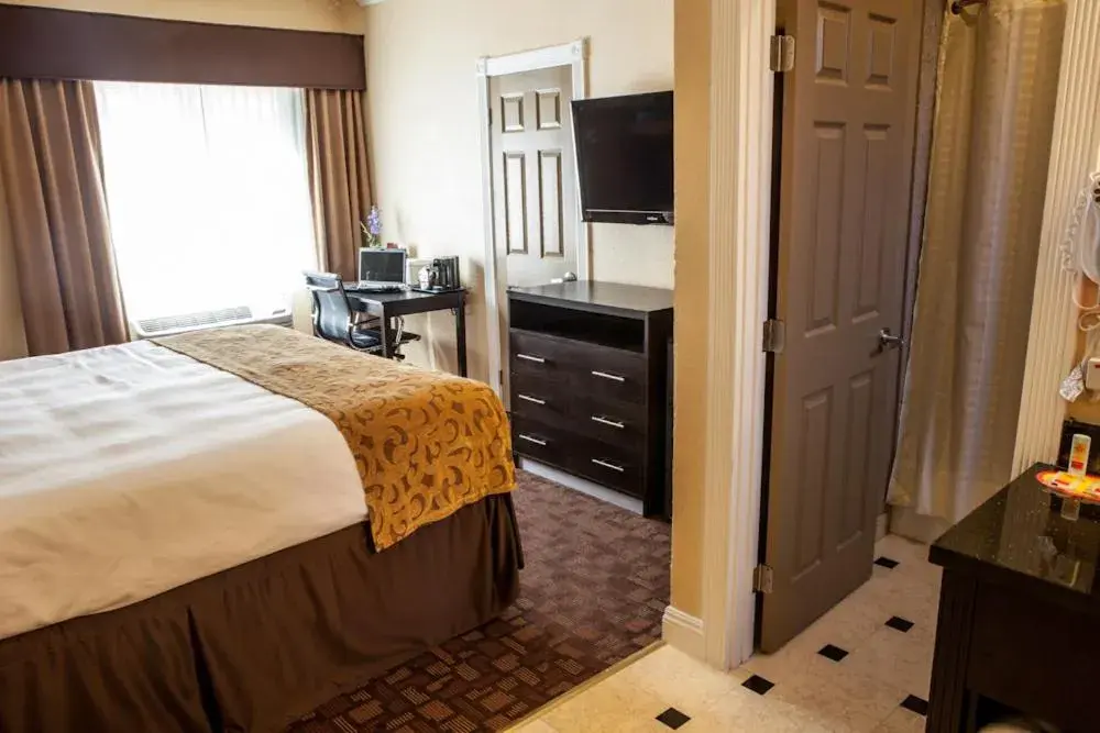 Bathroom, Bed in Marinwood Inn & Suites