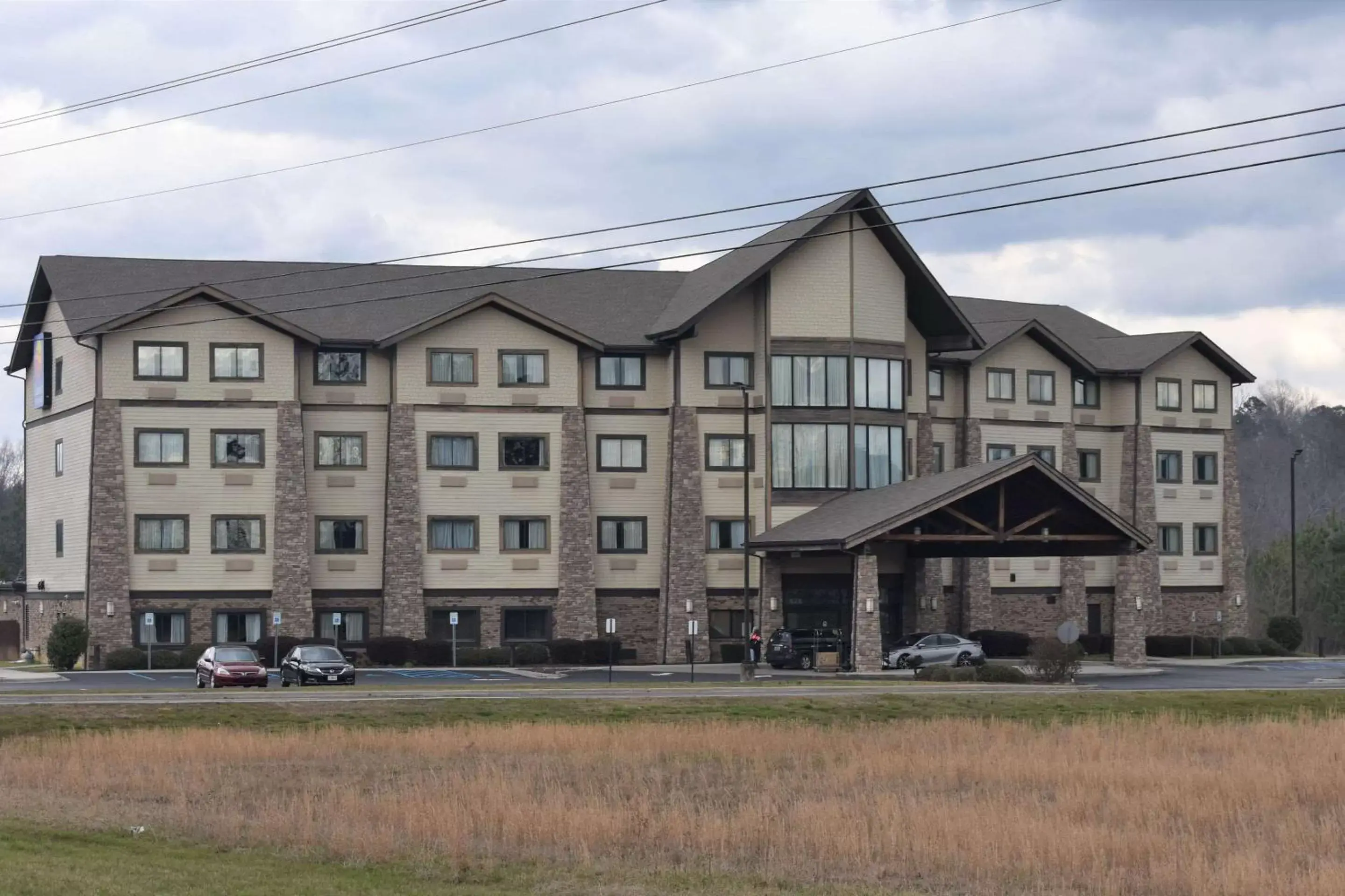 Property Building in Comfort Inn and Suites Near Lake Guntersville