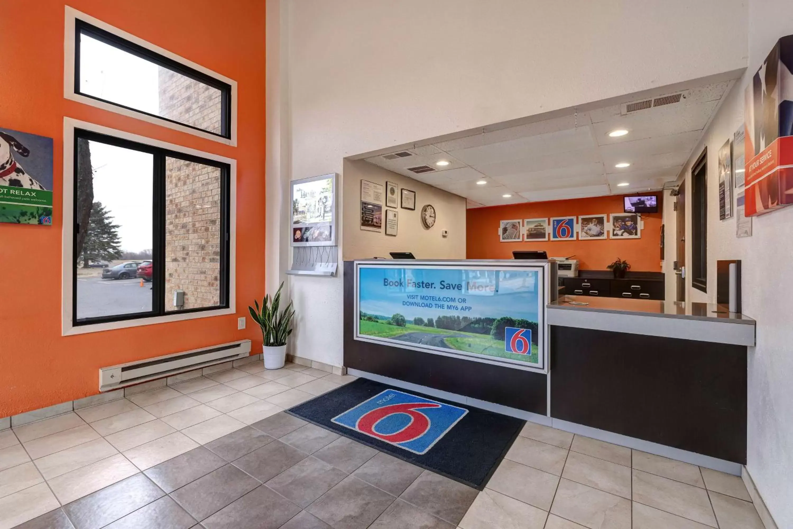 Lobby or reception, TV/Entertainment Center in Motel 6-Lakeville, MN - South - Lakeville