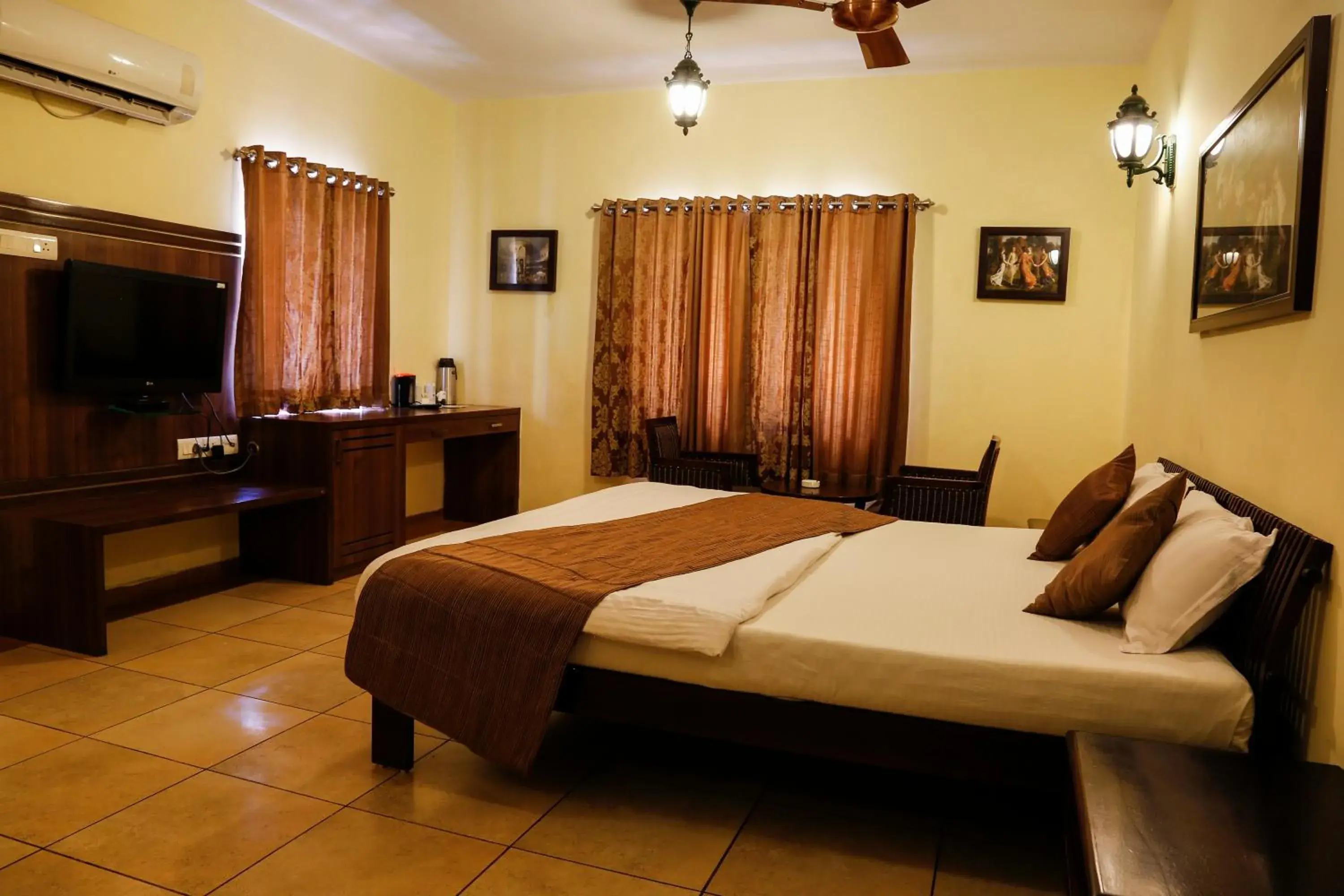 Restaurant/places to eat, Bed in The colonial Manek Manor