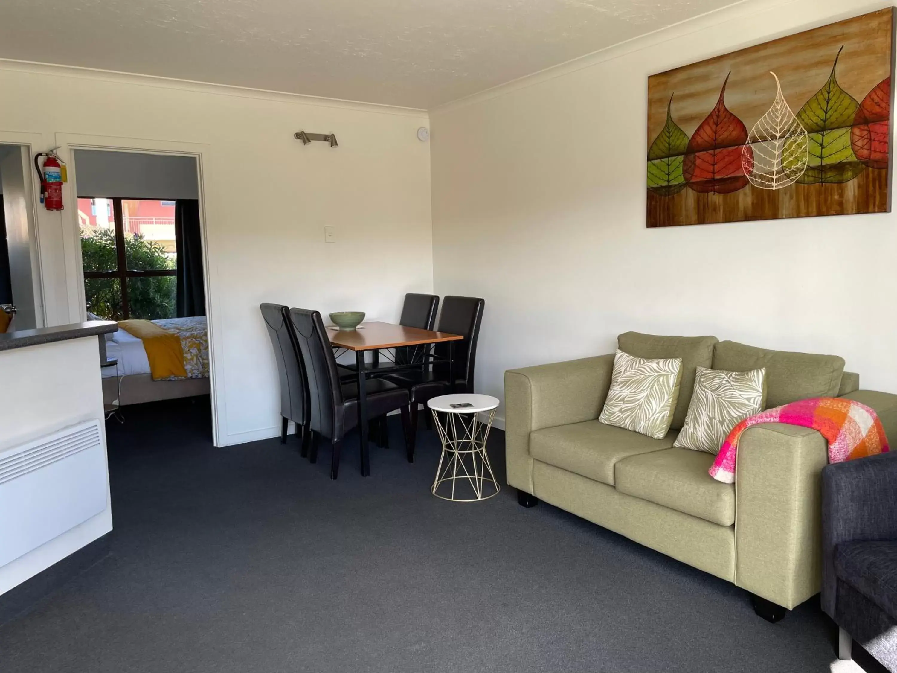 Living room, Seating Area in Colonial Motel