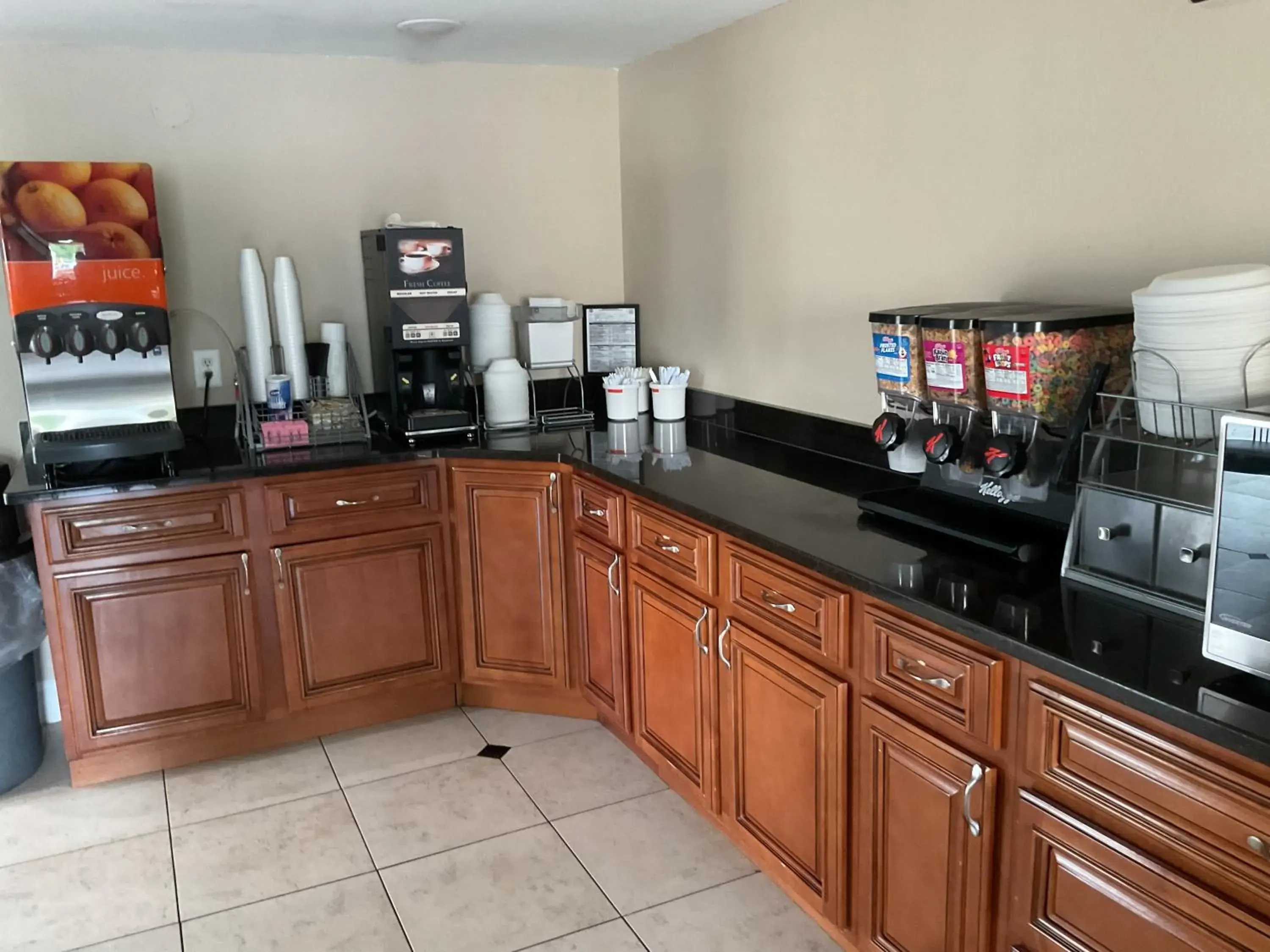 Breakfast, Kitchen/Kitchenette in Super 8 by Wyndham Chattanooga/East Ridge