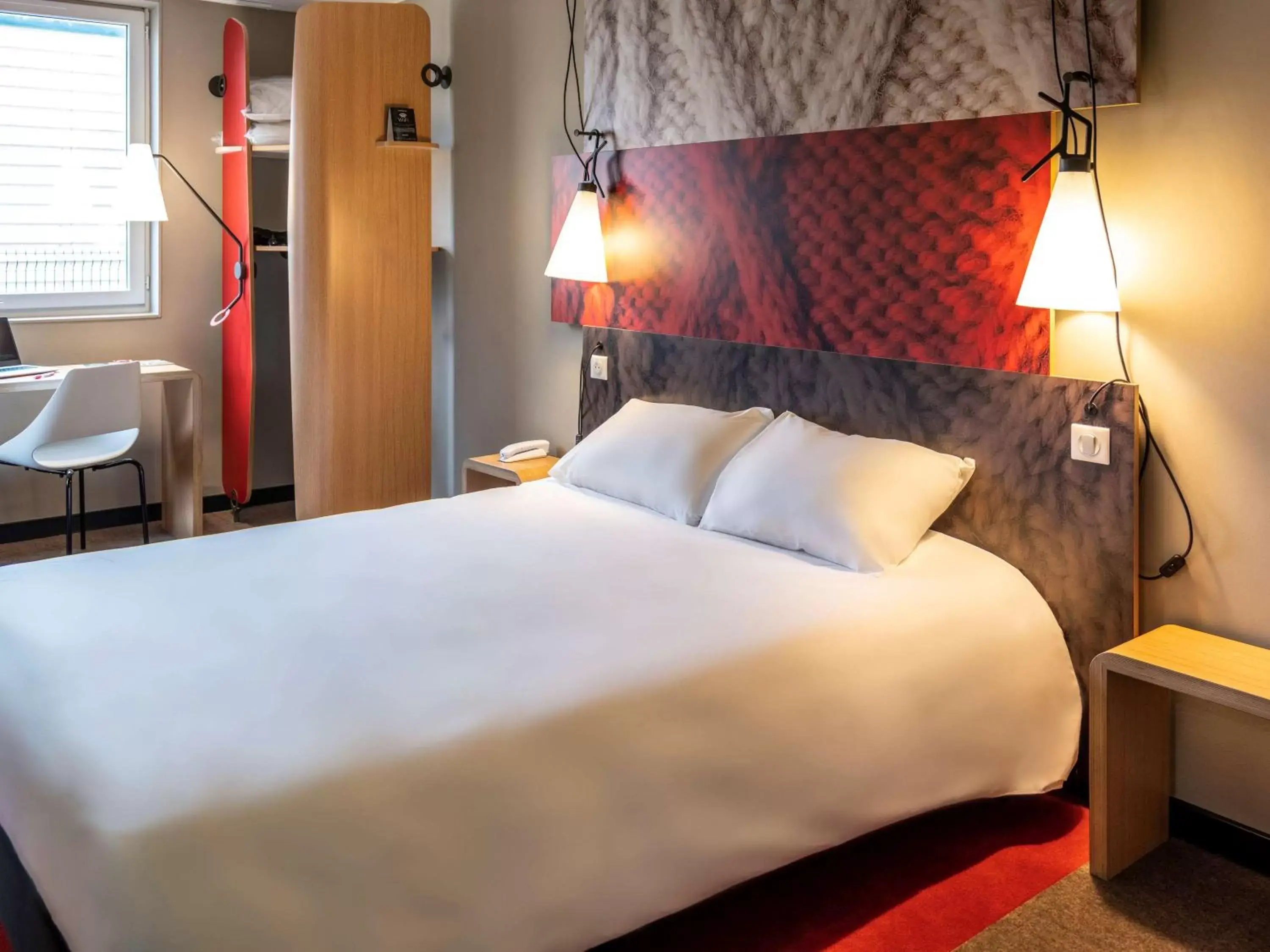 Bedroom, Bed in ibis Moulins