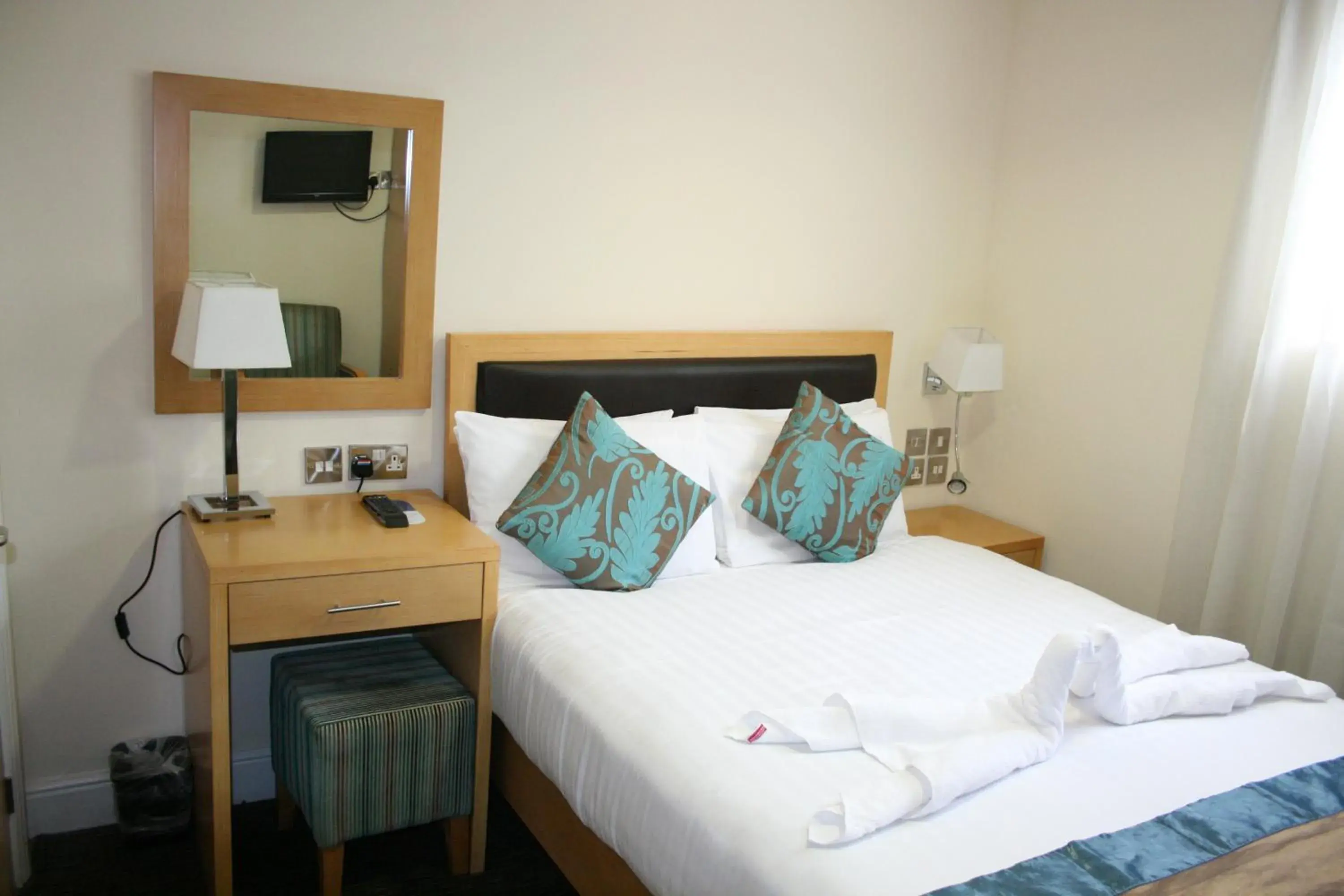 Bedroom, Room Photo in Cromwell International Hotel