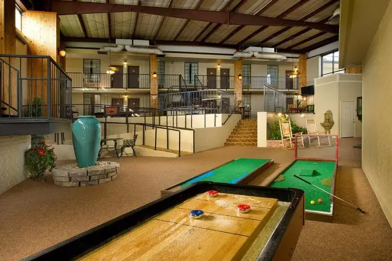 Game Room, Swimming Pool in Northwest Inn