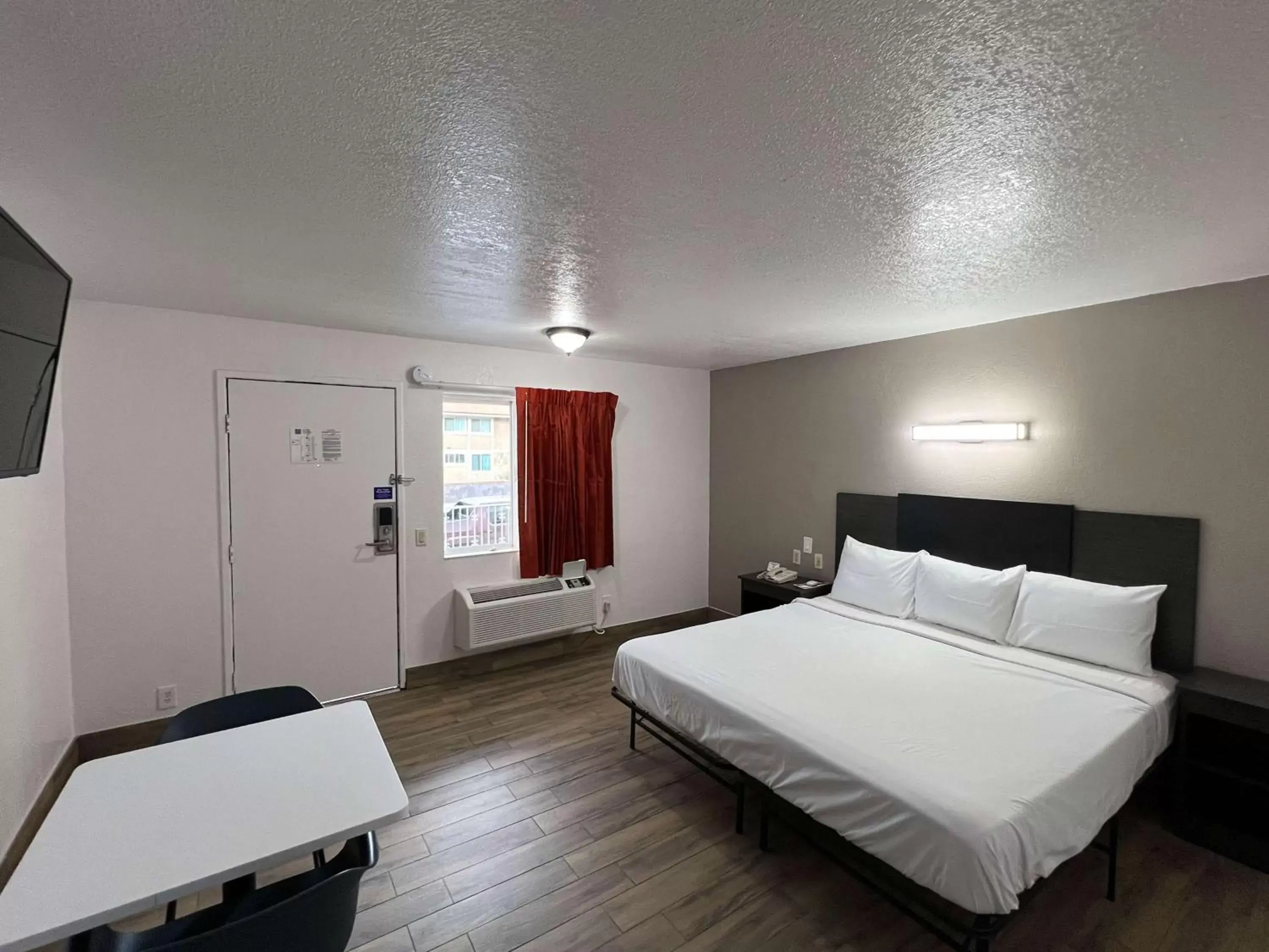 Bedroom in Motel 6-Orange, CA - Anaheim