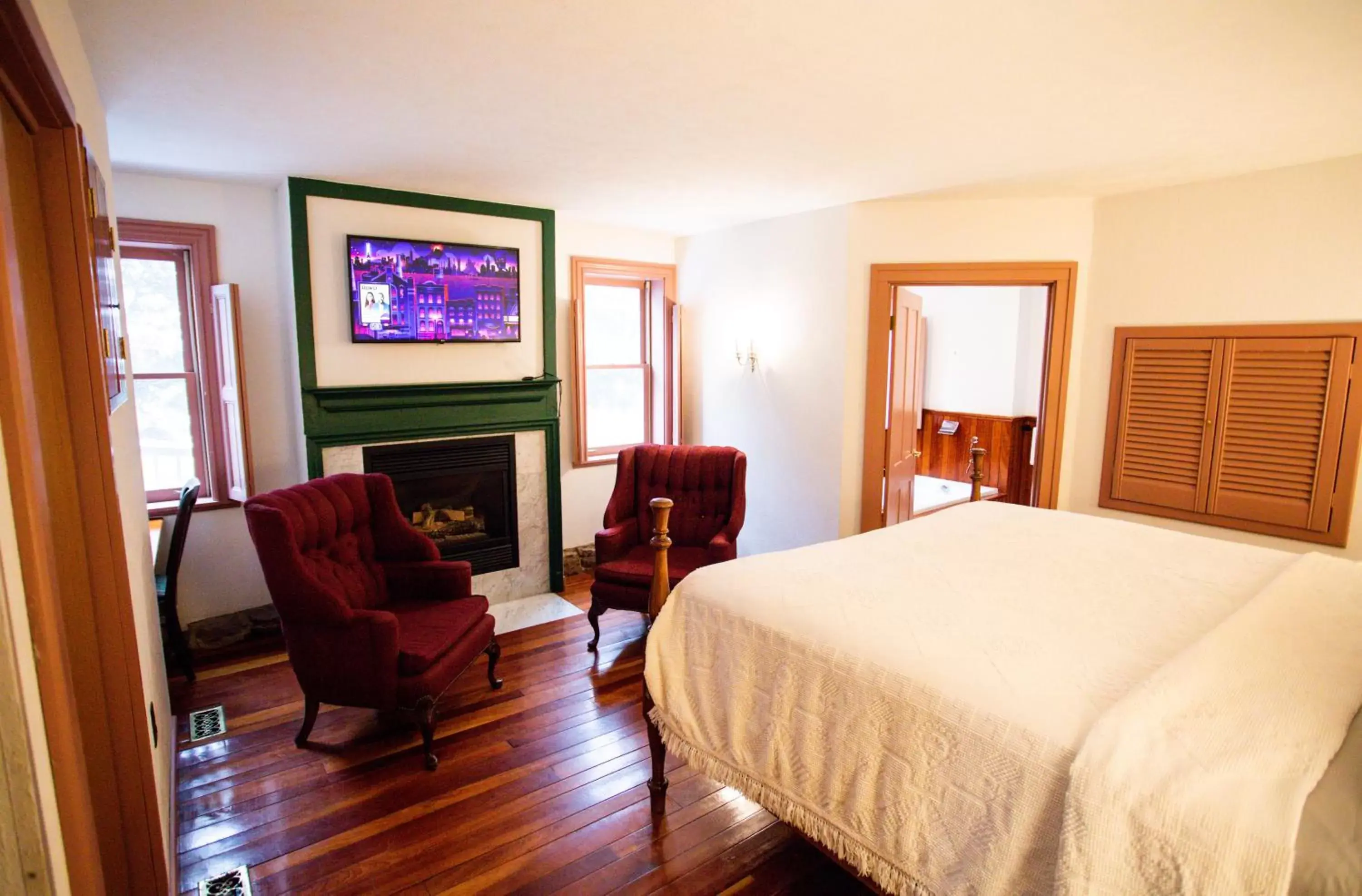 Photo of the whole room, TV/Entertainment Center in Baneberry Meadows B&B