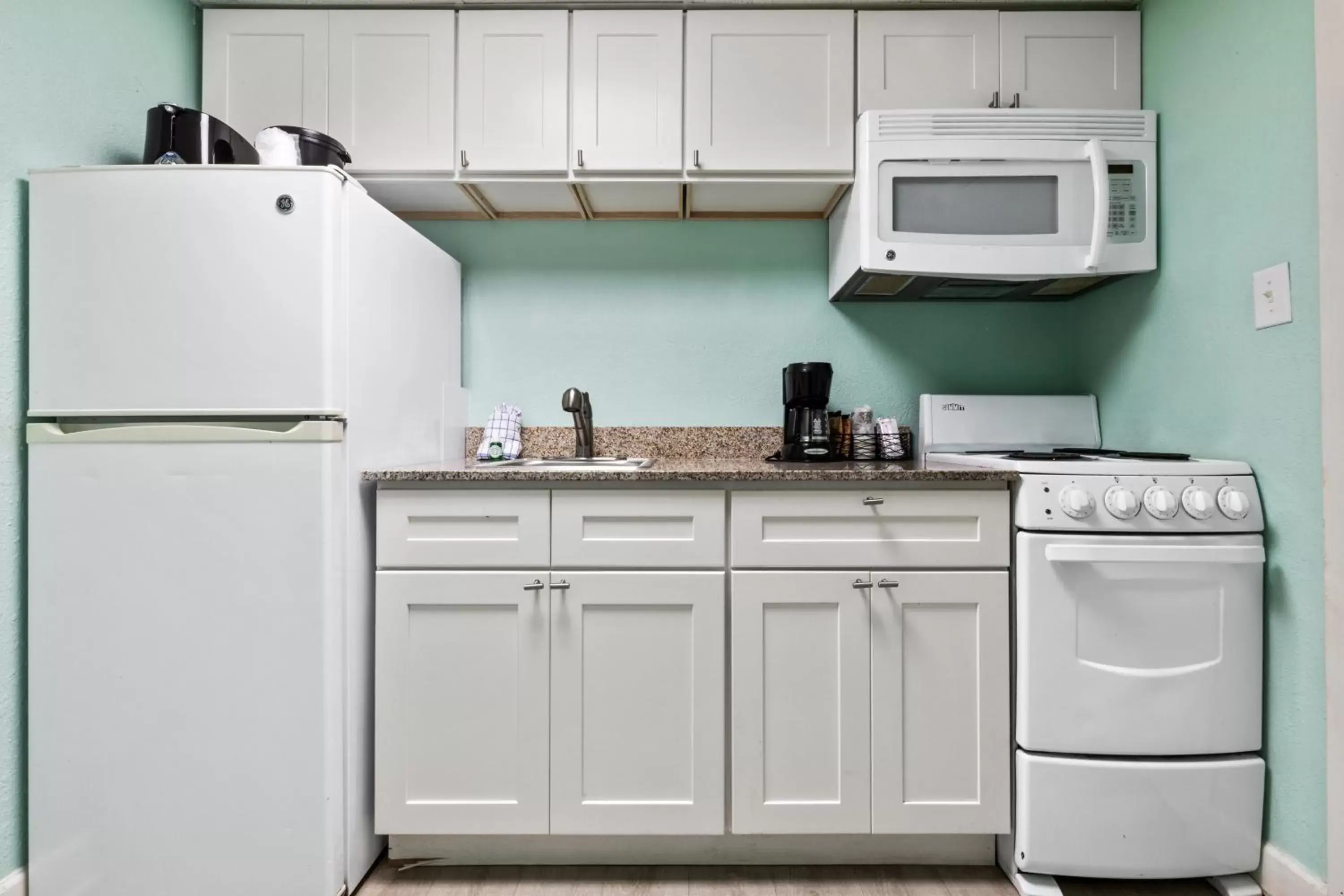 Kitchen or kitchenette, Kitchen/Kitchenette in Sandcastle Oceanfront Resort South Beach