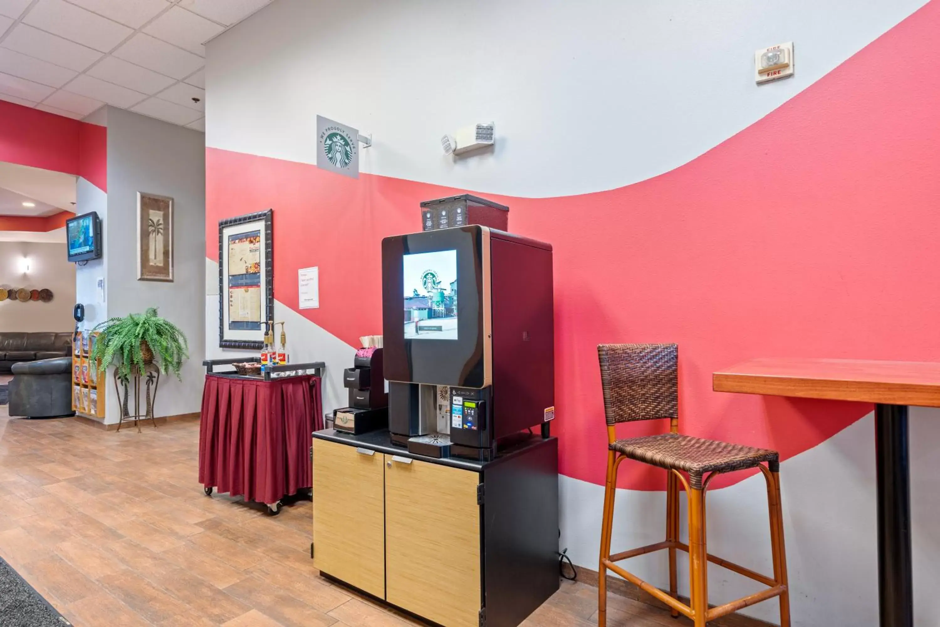 Coffee/tea facilities, TV/Entertainment Center in Ramada by Wyndham Sioux Falls Airport - Waterpark Resort & Event Center