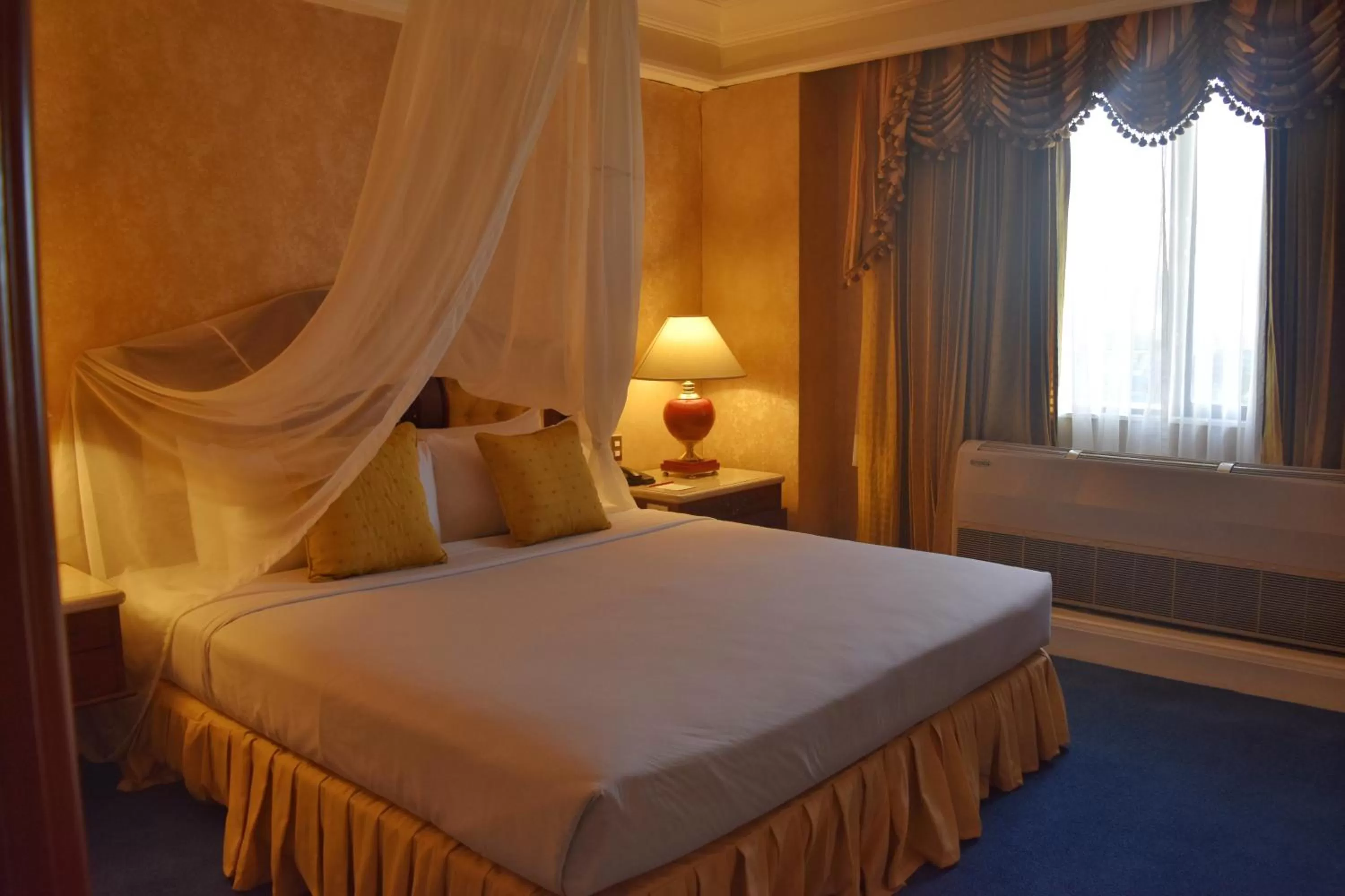 Photo of the whole room, Bed in Manila Prince Hotel