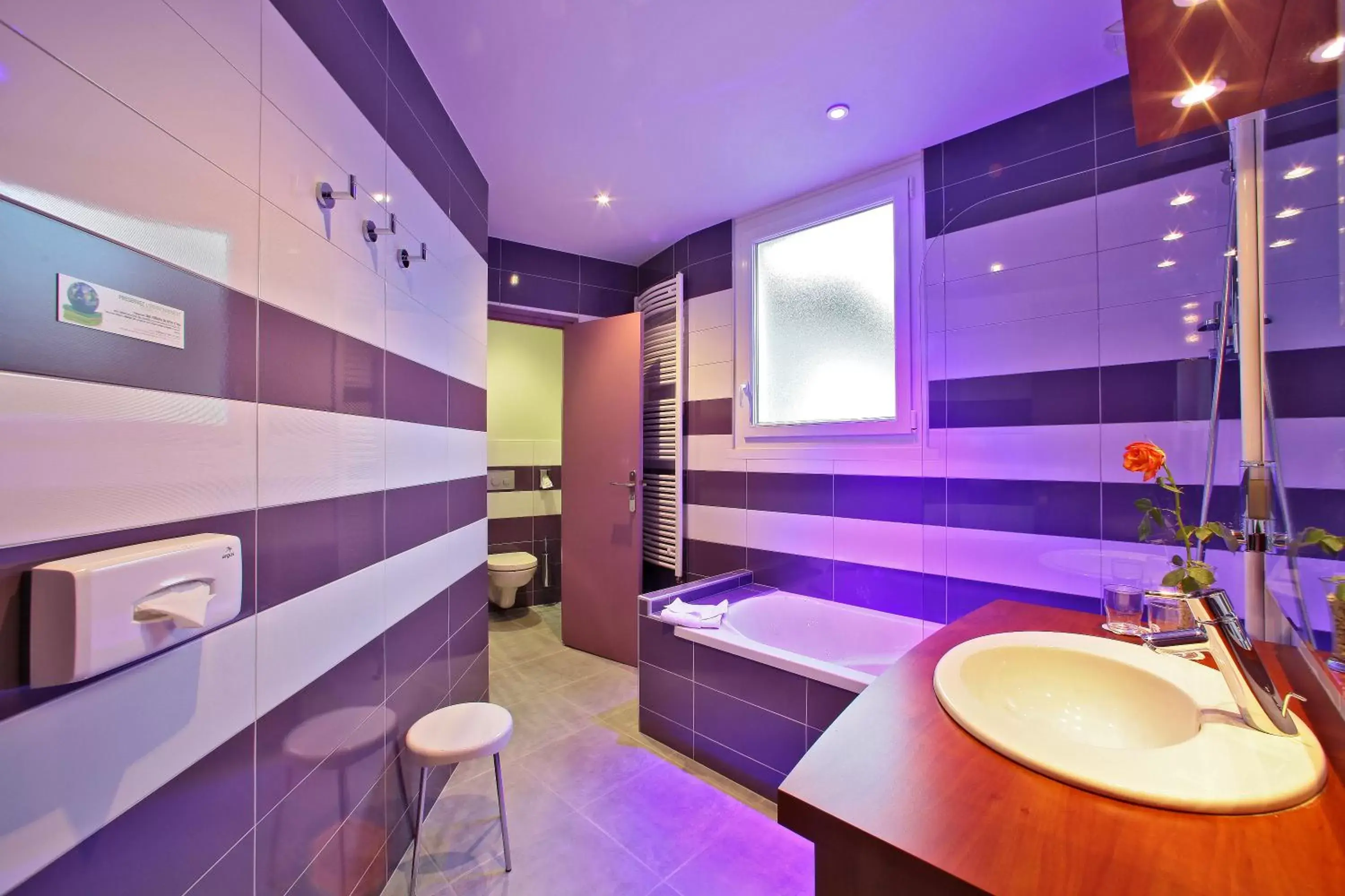 Bath, Bathroom in The Originals City - Hôtel Saint-Martial, Limoges Centre