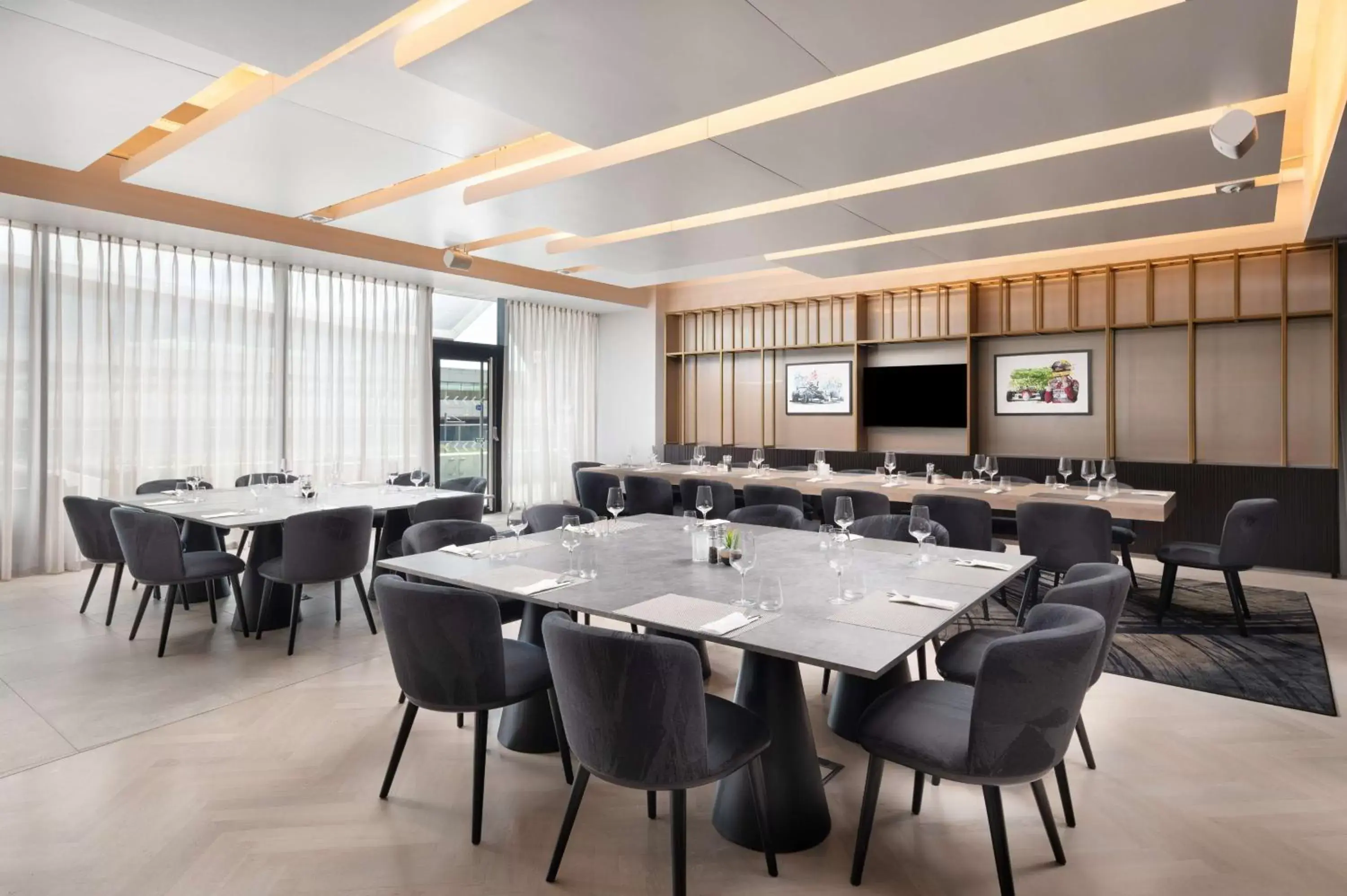 Dining area in Hilton Garden Inn Silverstone