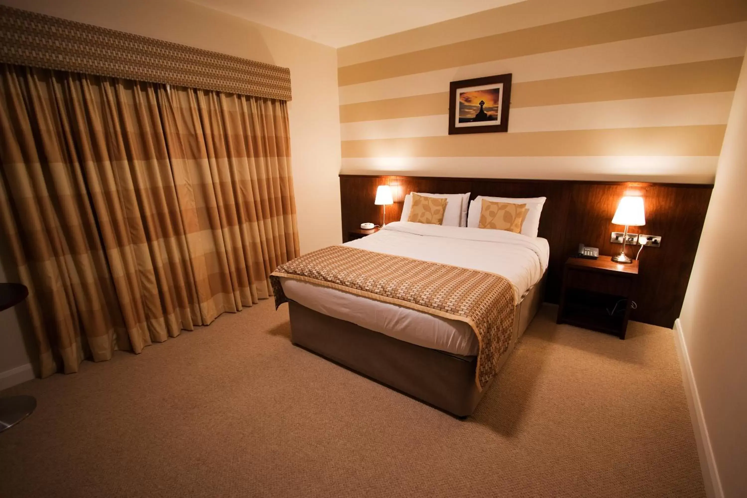 Photo of the whole room, Bed in Strandhill Lodge and Suites