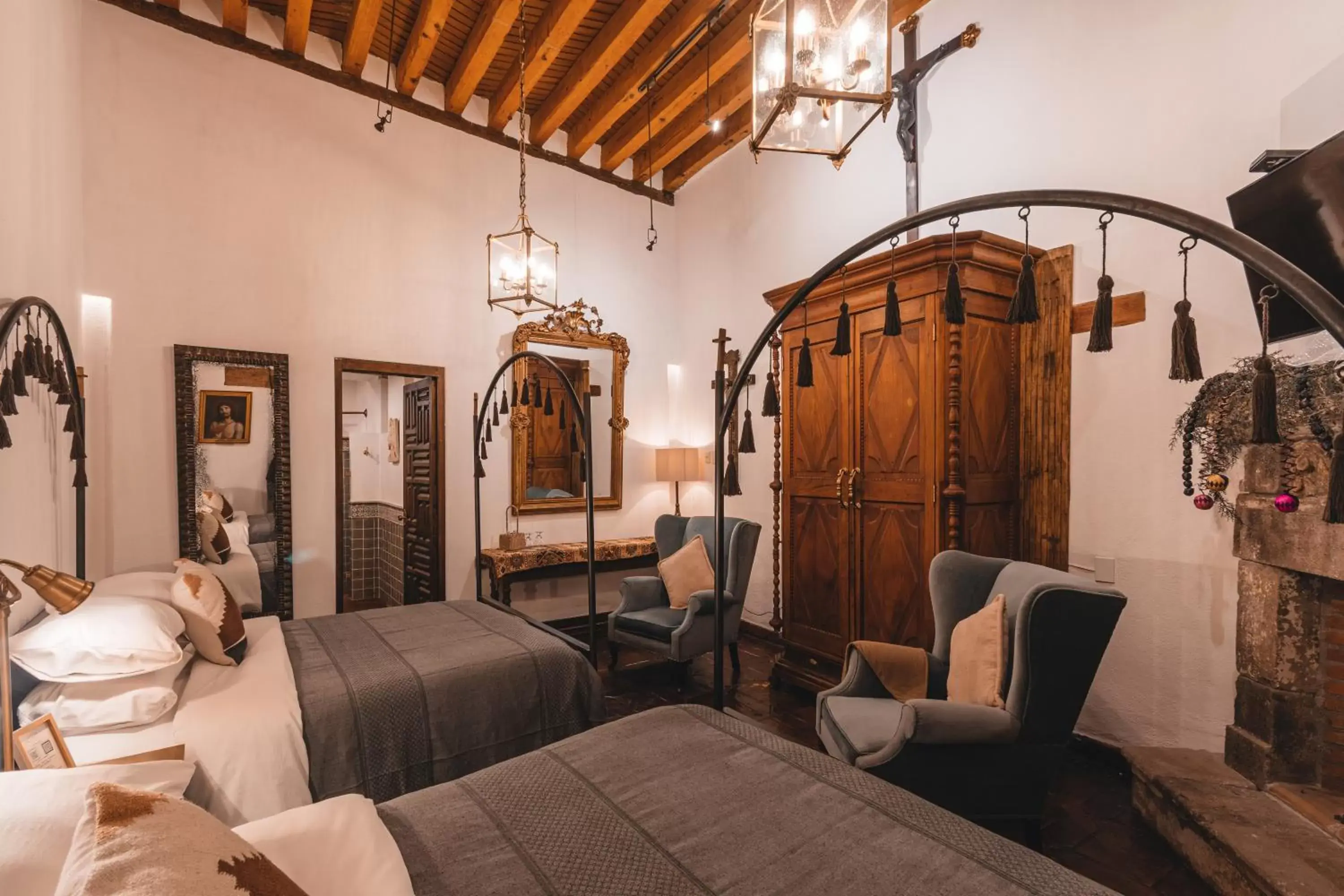 Bed, Seating Area in El Edén Hotel Boutique