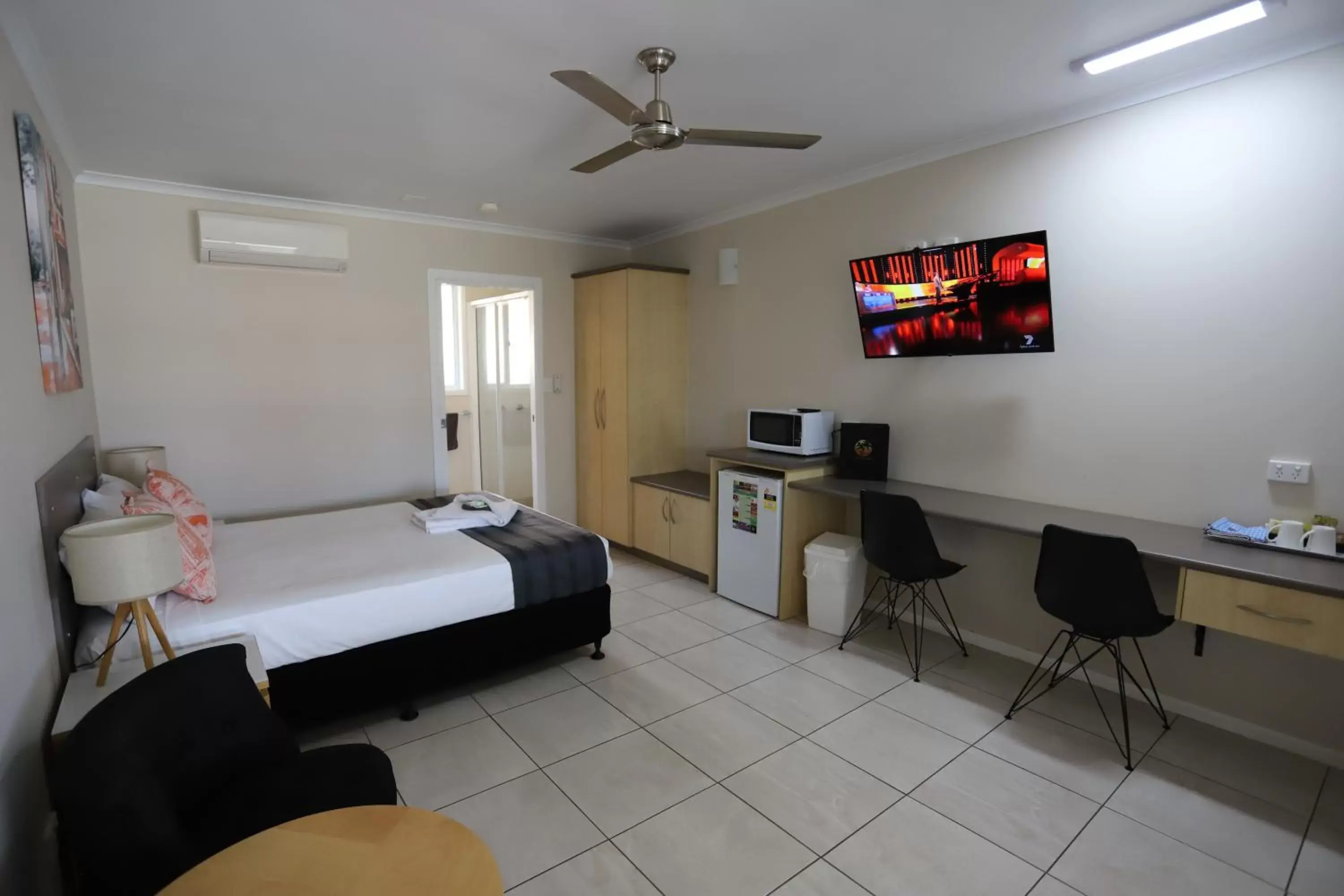 Bed, TV/Entertainment Center in Tropic Coast Motel