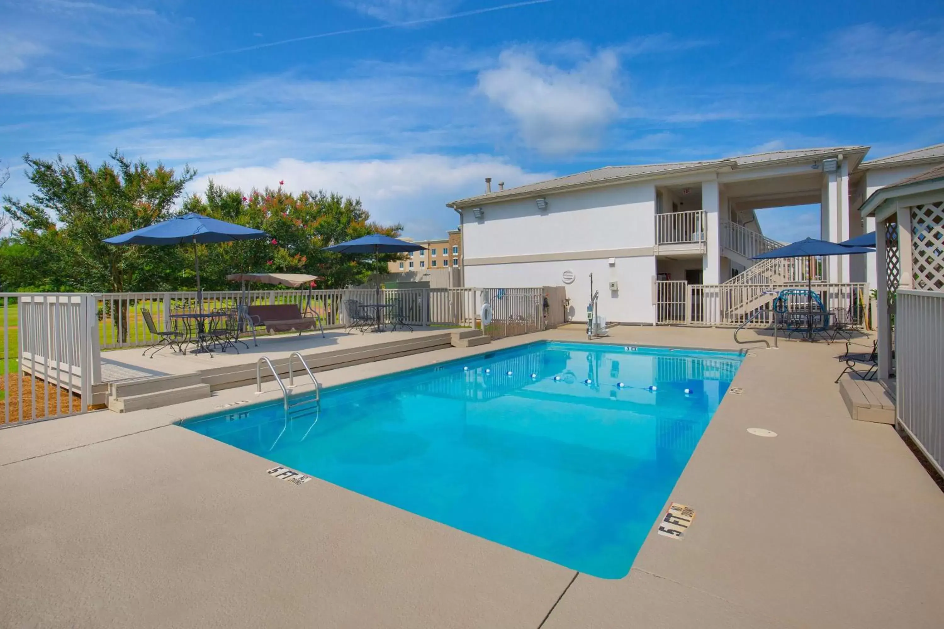 Day, Swimming Pool in Motel 6-Albany, GA