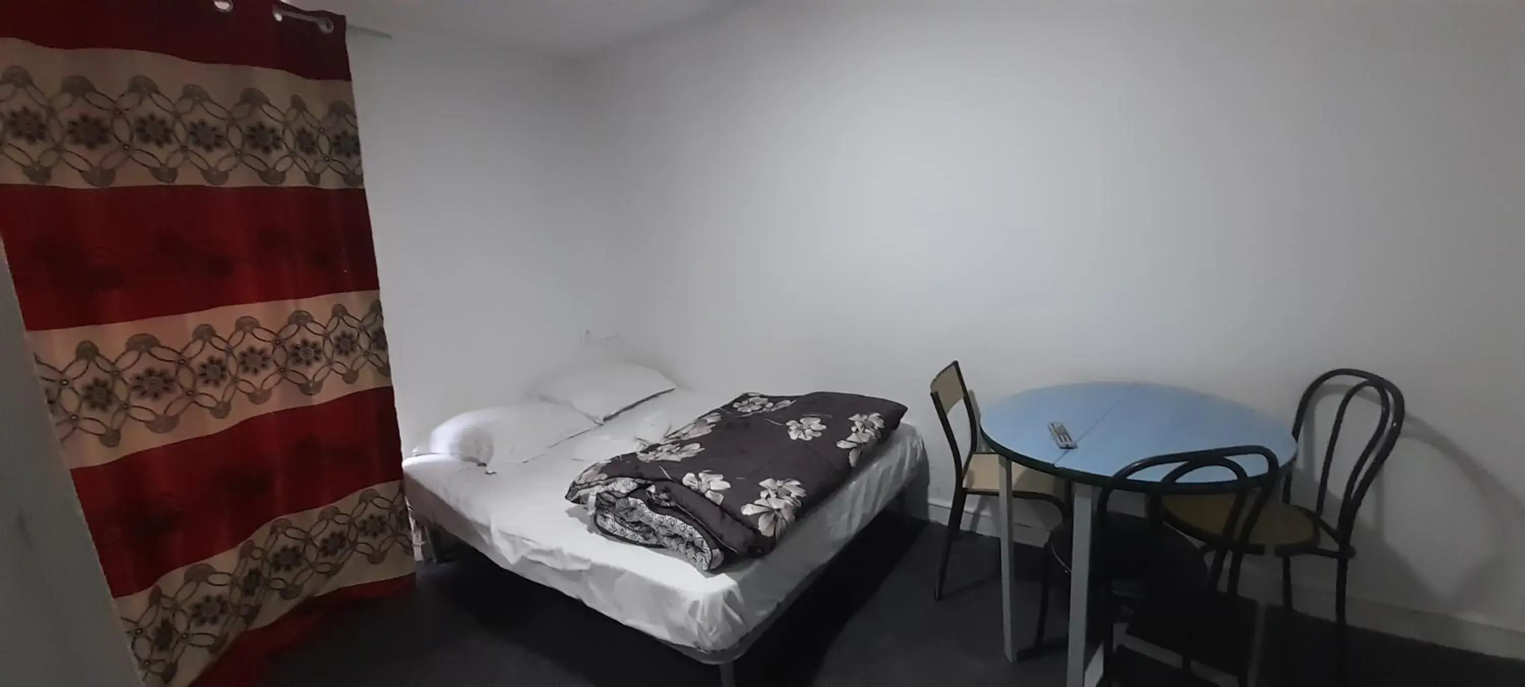 Photo of the whole room, Bed in Hôtel des Andelys