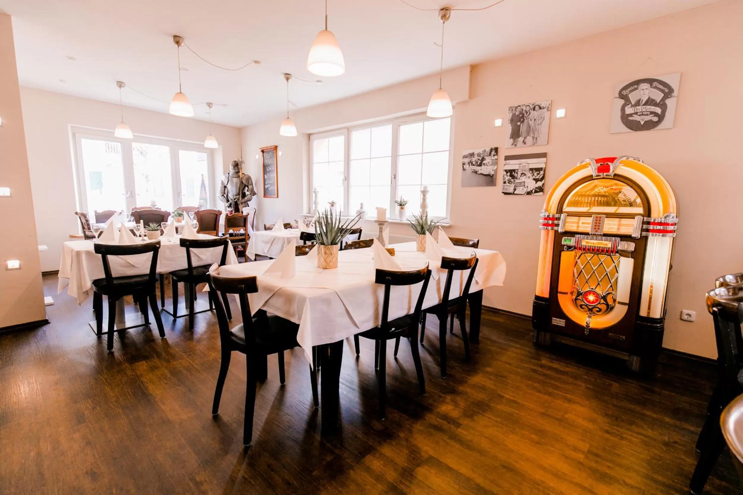 Restaurant/places to eat in Burgers Hotel